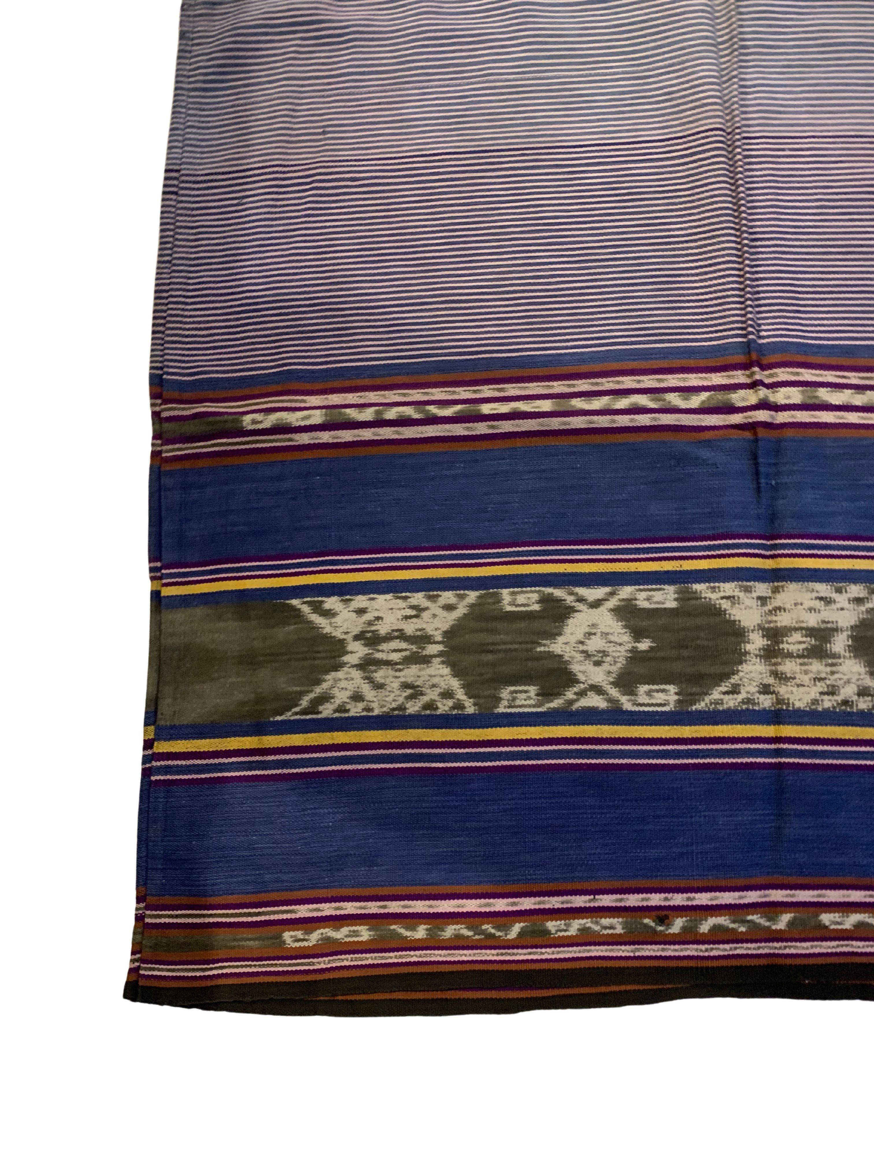 Dieses Ikat-Textil stammt von der Insel Timor in Indonesien. Es wird mit natürlich gefärbten Garnen nach einer seit Generationen überlieferten Methode handgewebt. Dieses Textil ist als 
