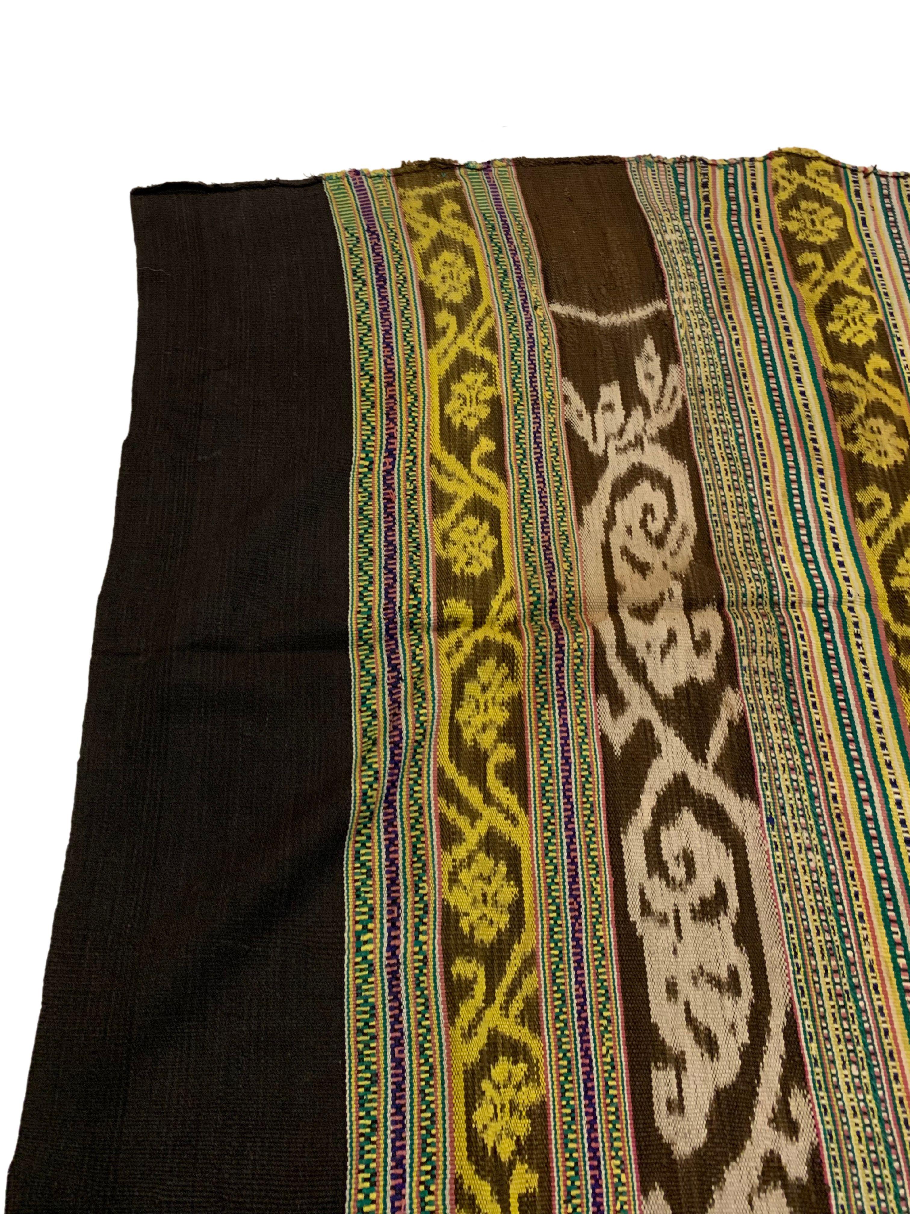 Dieses Ikat-Textil stammt von der Insel Timor in Indonesien. Es wird mit natürlich gefärbten Garnen nach einer seit Generationen überlieferten Methode handgewebt. Ein wunderschönes Textil mit ausgeprägten Stammesmotiven. Ein wunderbarer Gegenstand,