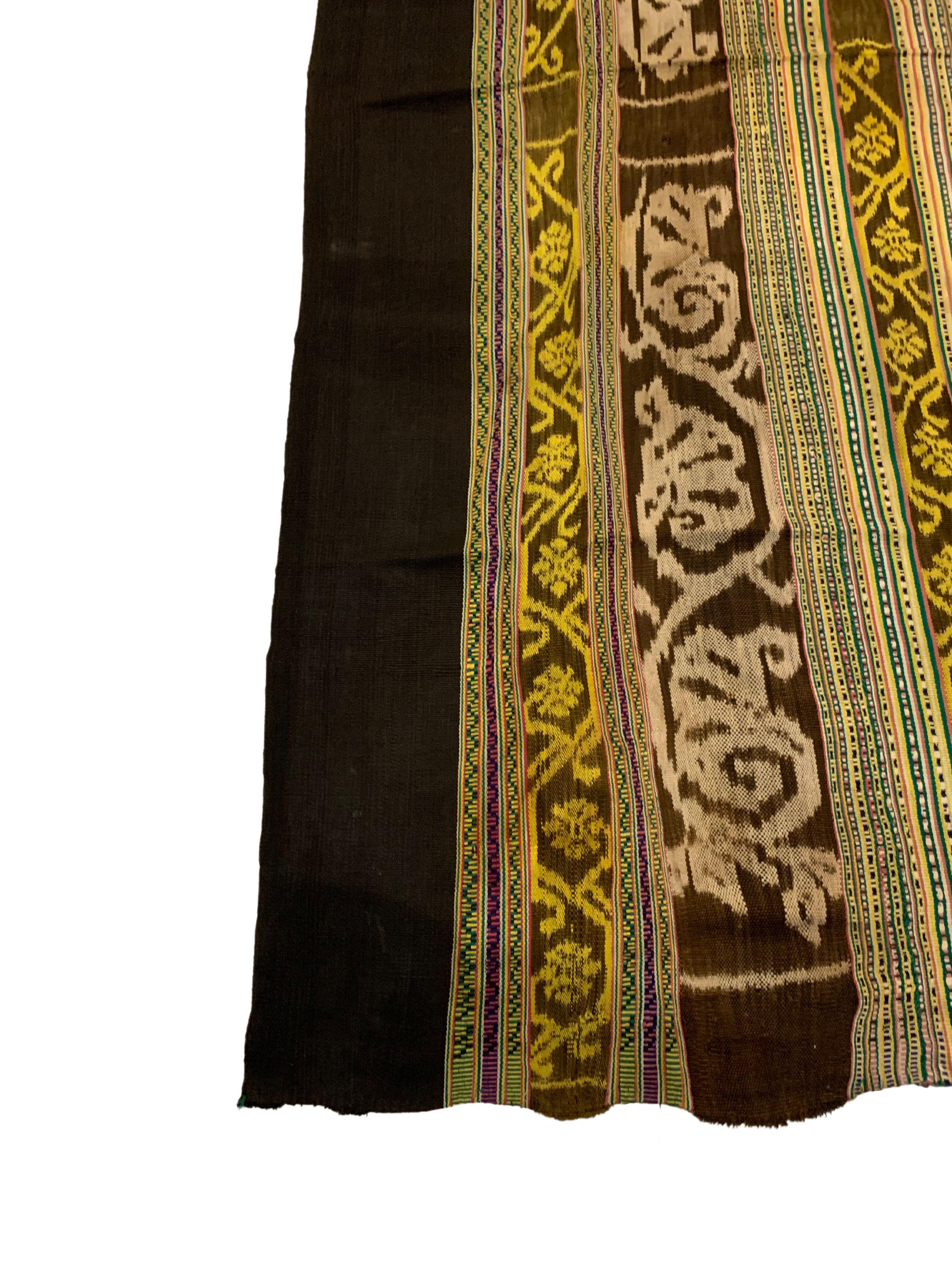 Ikat-Textil von Timor-Insel mit atemberaubendem naturfarbenem Farbstoff, Indonesien (Handgewebt) im Angebot