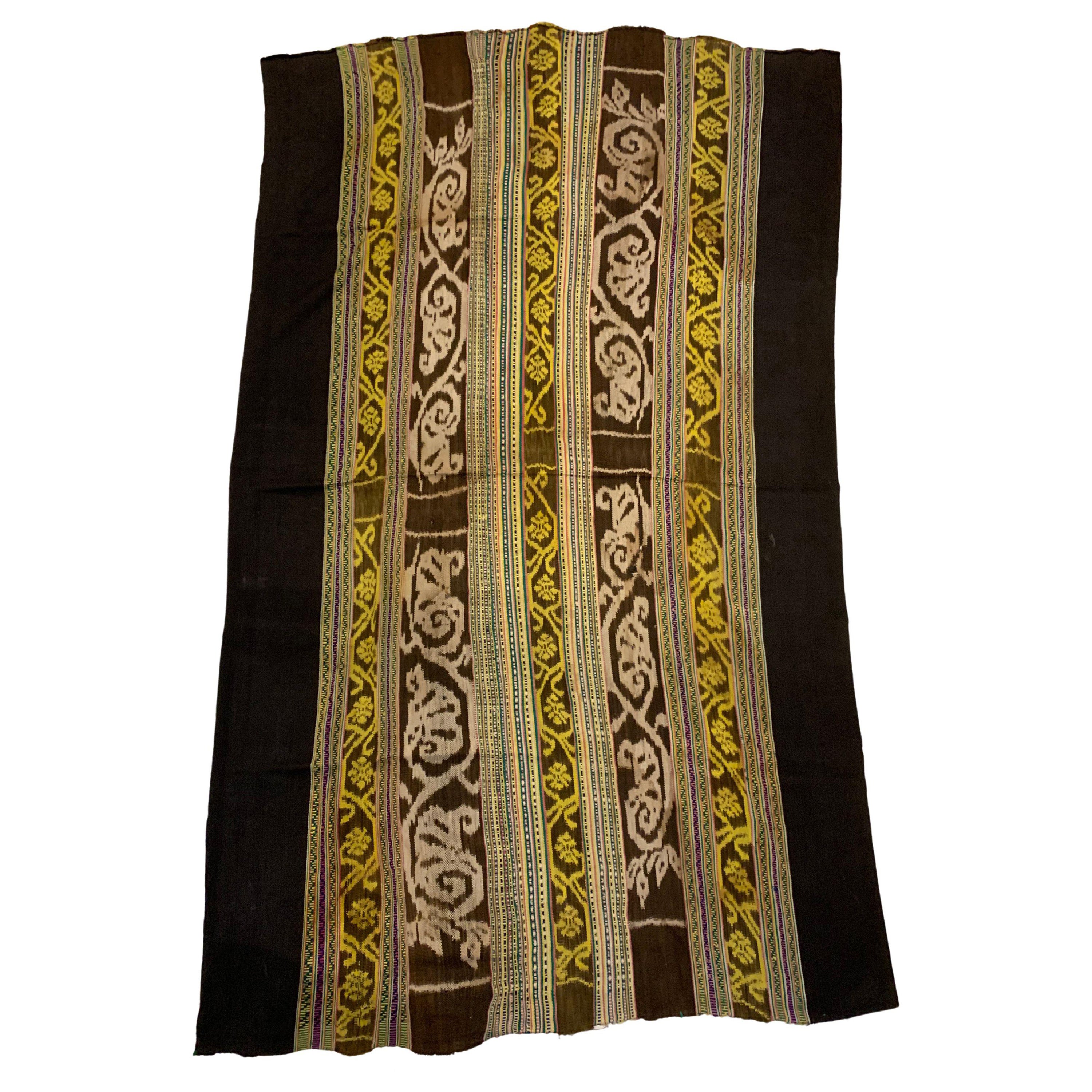 Textile Ikat de l'île de Timor avec une étonnante teinture de couleur naturelle, Indonésie
