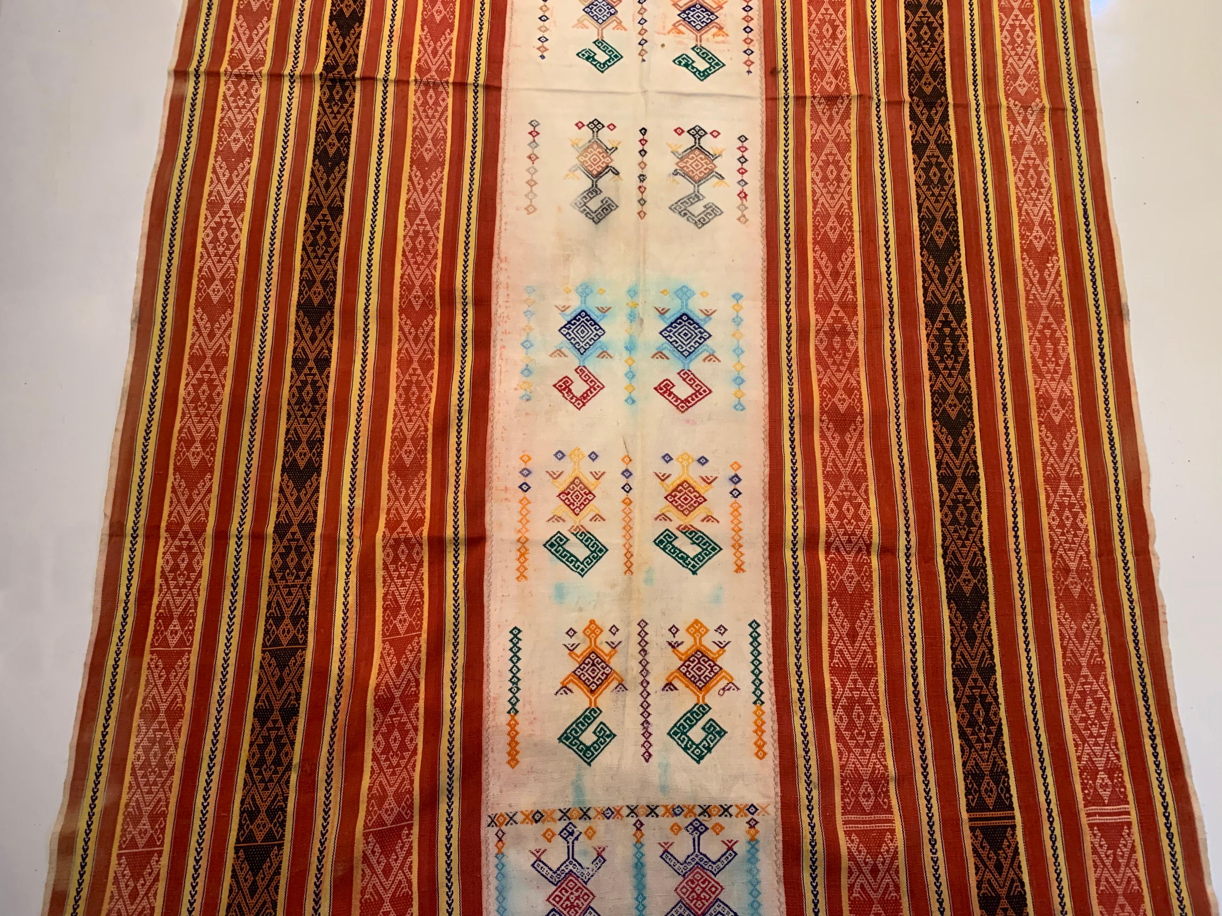 Ikat-Textil von Timor mit atemberaubenden Stammesmotiven und Farben, Indonesien, ca. 1950 im Angebot 2