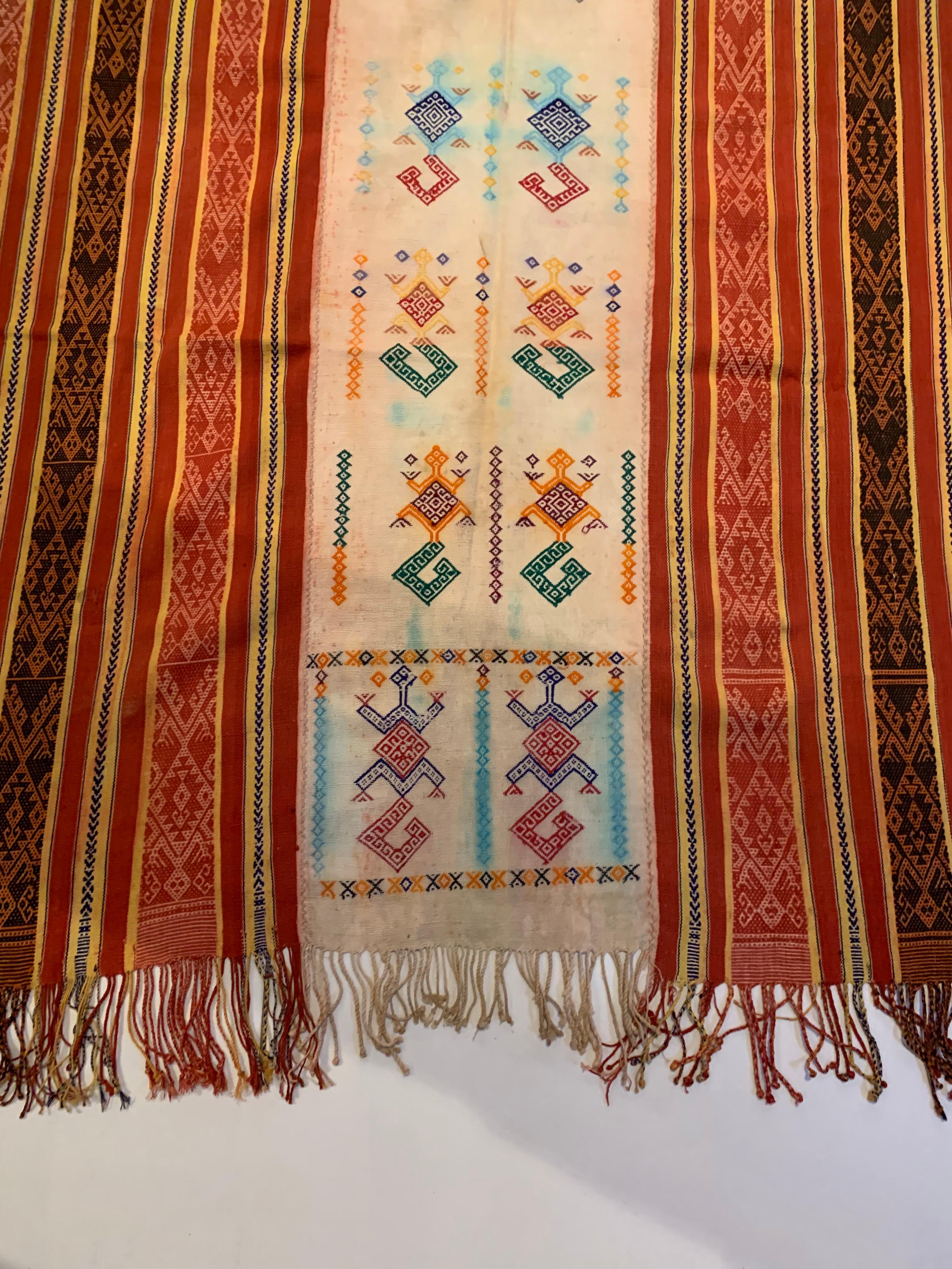 Ikat-Textil von Timor mit atemberaubenden Stammesmotiven und Farben, Indonesien, ca. 1950 im Angebot 3