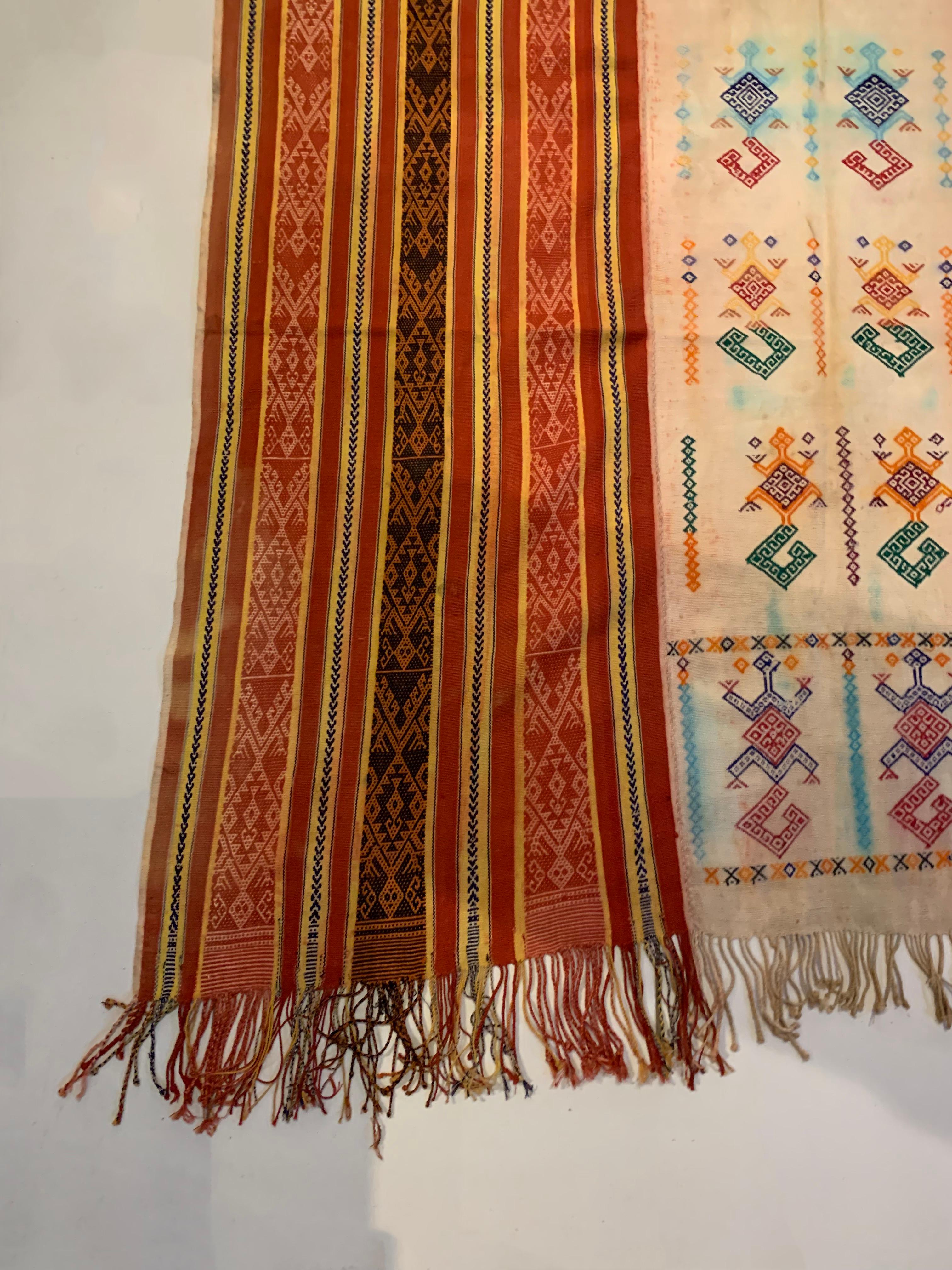 Ikat-Textil von Timor mit atemberaubenden Stammesmotiven und Farben, Indonesien, ca. 1950 (Indonesisch) im Angebot