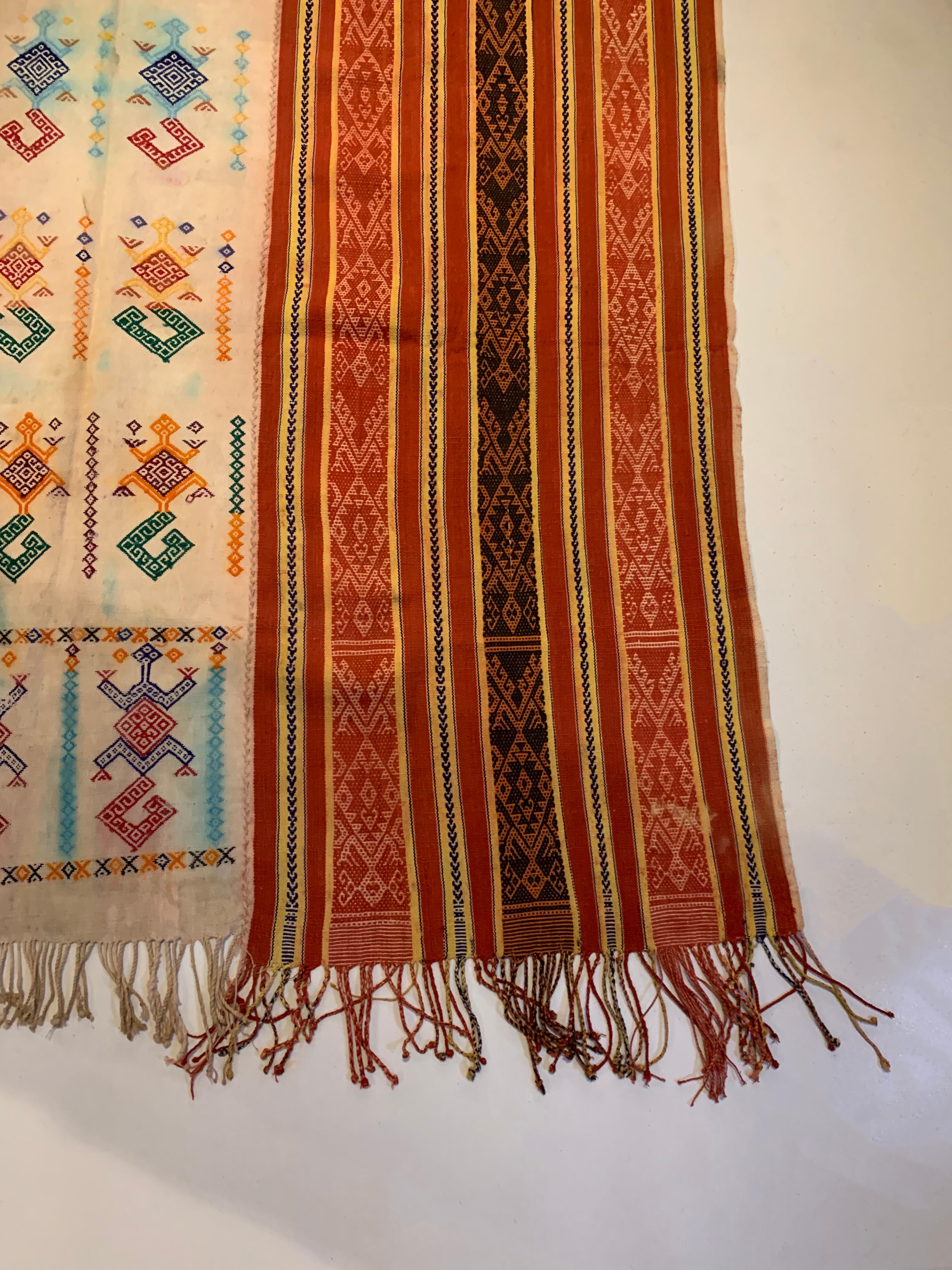 Ikat-Textil von Timor mit atemberaubenden Stammesmotiven und Farben, Indonesien, ca. 1950 (Handgewebt) im Angebot