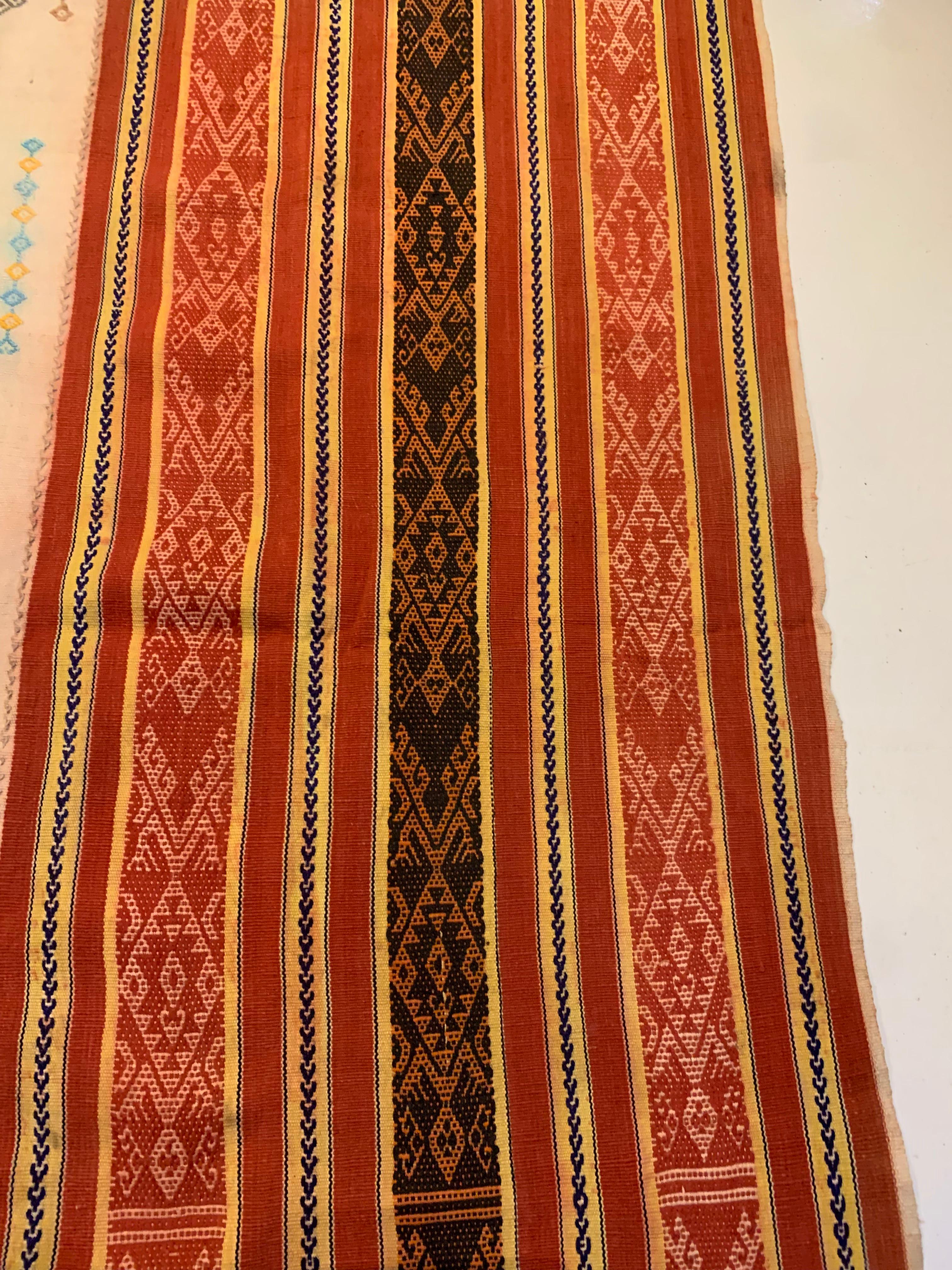 Ikat-Textil von Timor mit atemberaubenden Stammesmotiven und Farben, Indonesien, ca. 1950 im Angebot 1