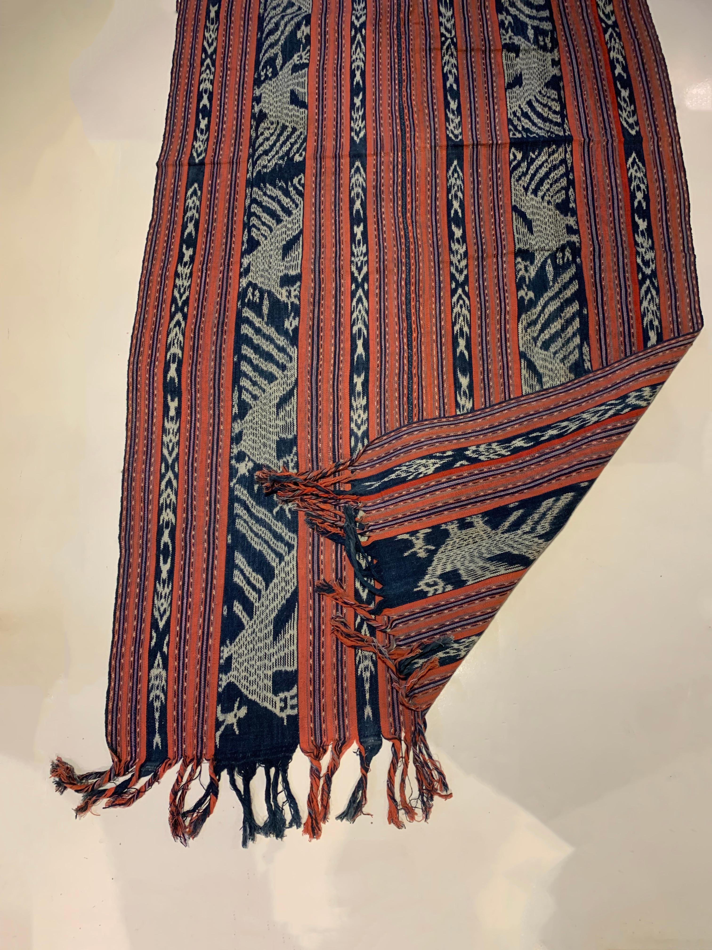 Ikat-Textil von Timor mit atemberaubenden Stammesmotiven und Farben, Indonesien, um 1950 im Angebot 1