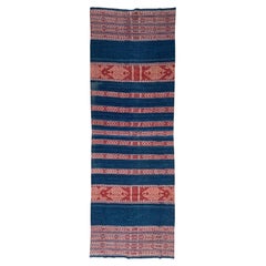 Textile Ikat de Timor avec teinture de couleur naturelle et motifs tribaux, Indonésie
