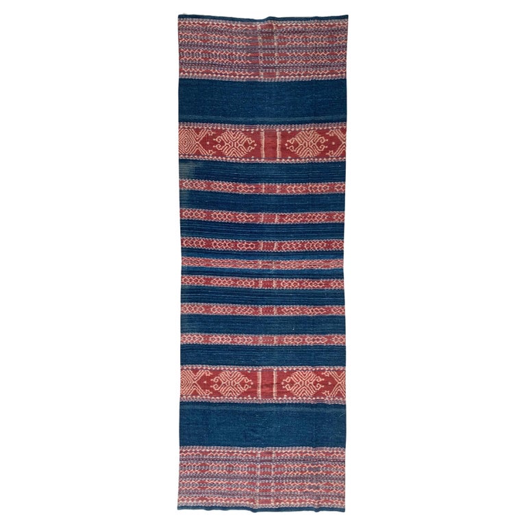 Tessuto Ikat di Timor con tintura naturale e motivi tribali, Indonesia in  vendita su 1stDibs