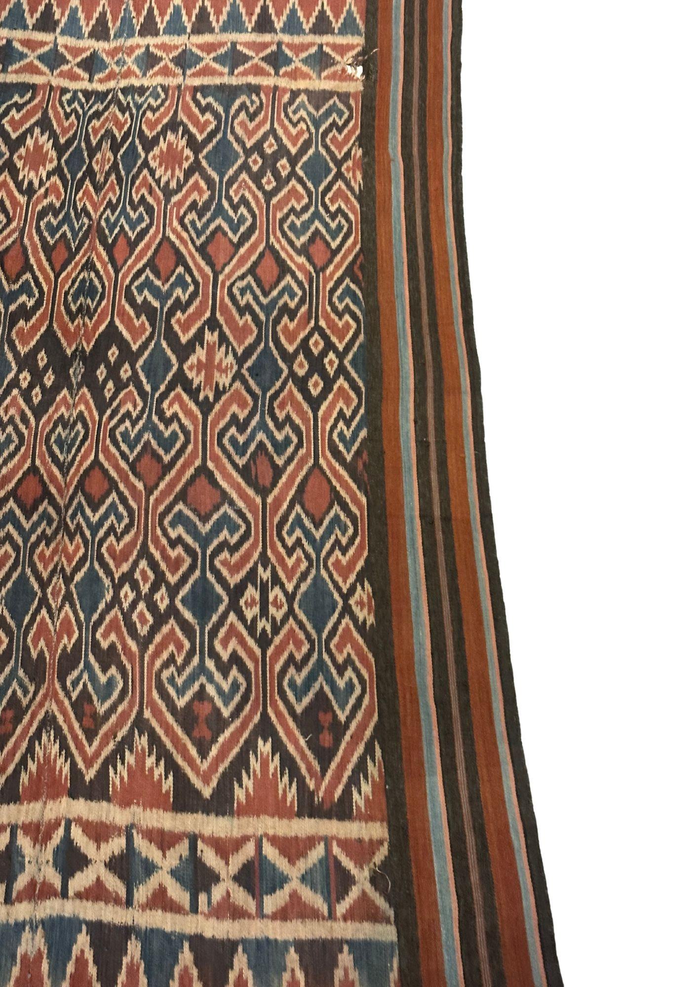 Ikat Textile from Toraja Tribe of Sulawesi with Stunning Tribal Motifs C. 1900 In Good Condition For Sale In Jimbaran, Bali