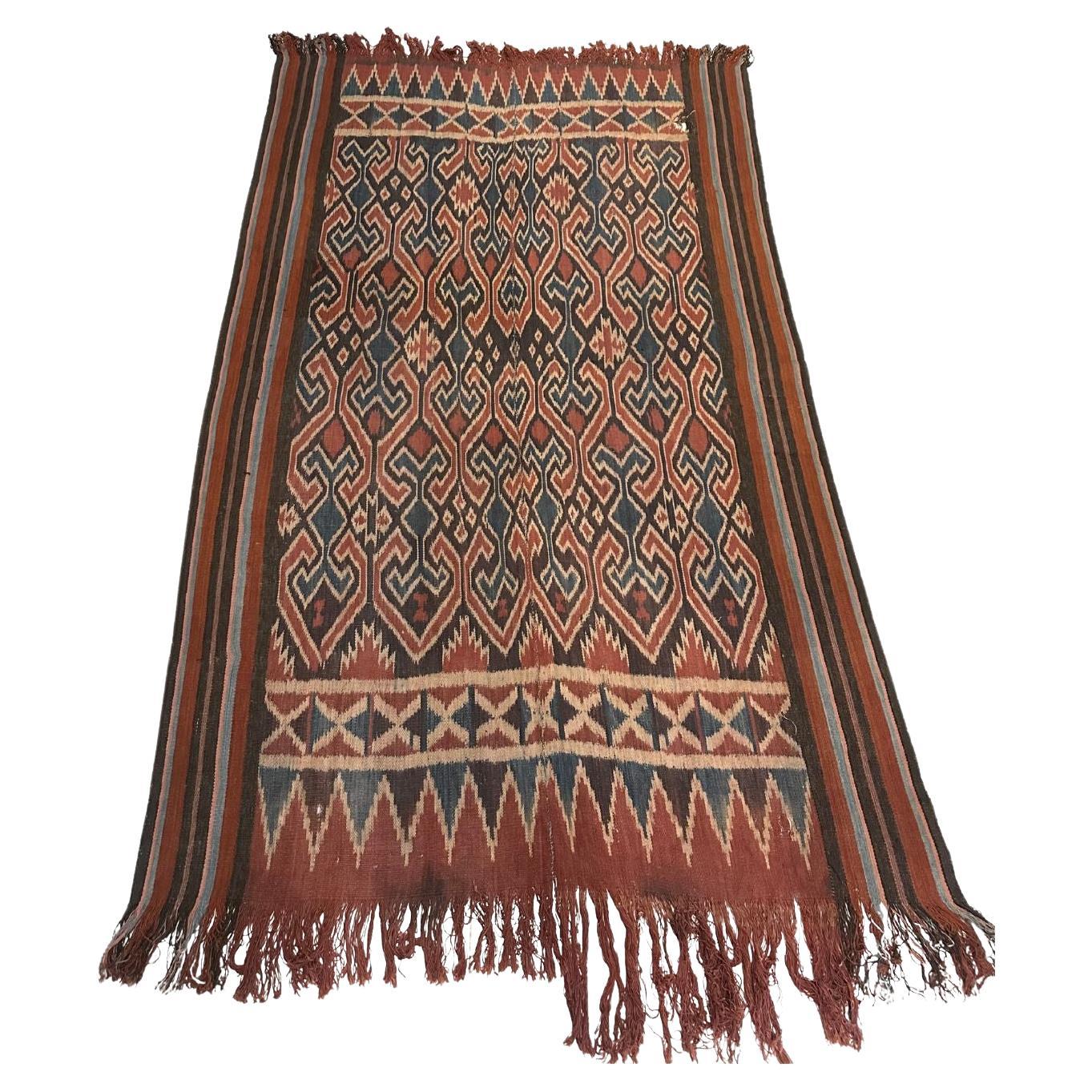 Tessuto Ikat della Toraja Tribe di Sulawesi con splendidi motivi tribali, 1900 ca.