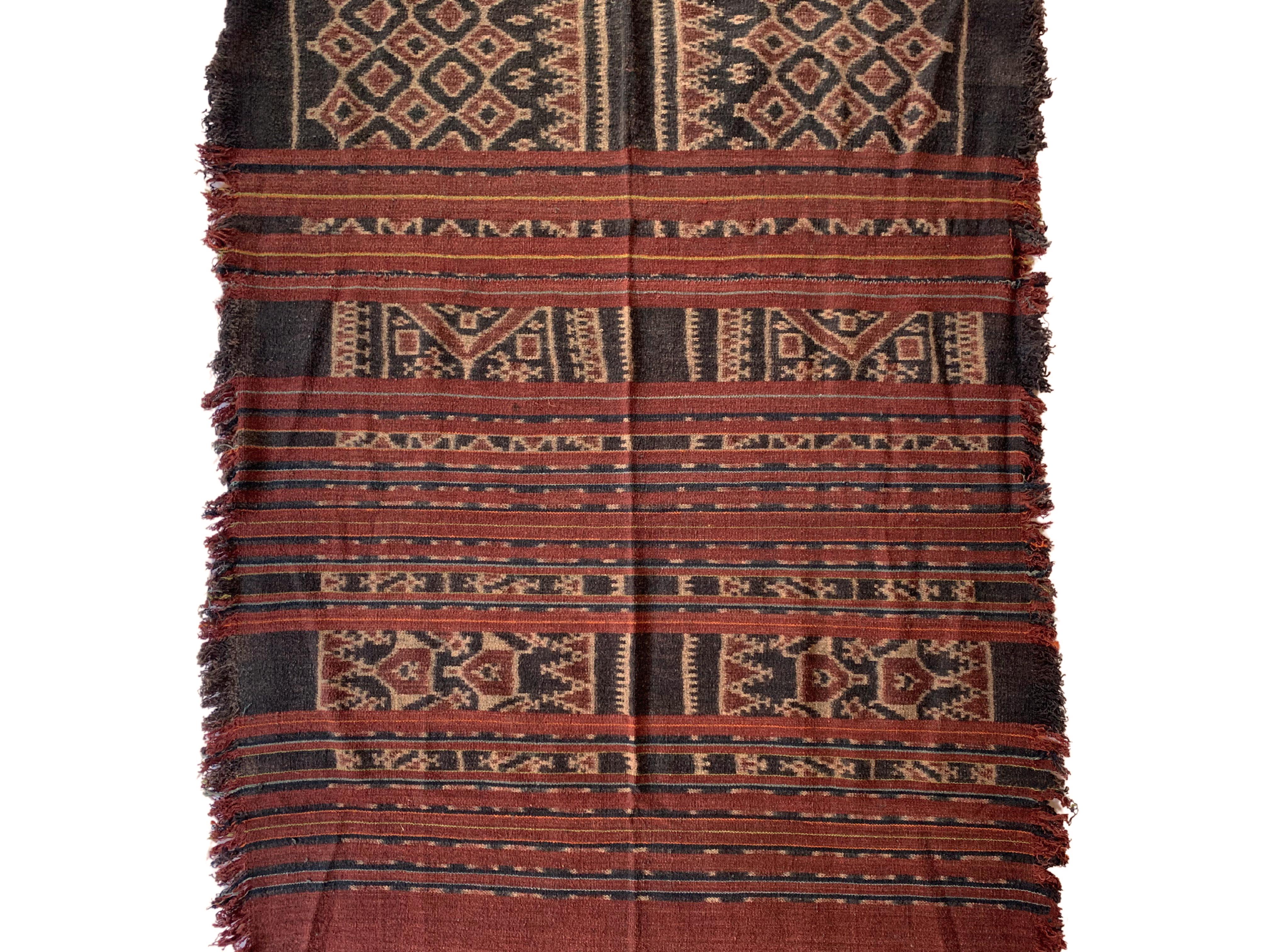 Ein großes Ikat-Textil von den Toraja-Stämmen in Sulawesi, Indonesien. Die Toraja sind eine ethnische und kulturelle Gruppe von Menschen, die das gebirgige Hochland von Südsulawesi, Indonesien, bewohnen. Die Torajan sind berühmt für ihre
