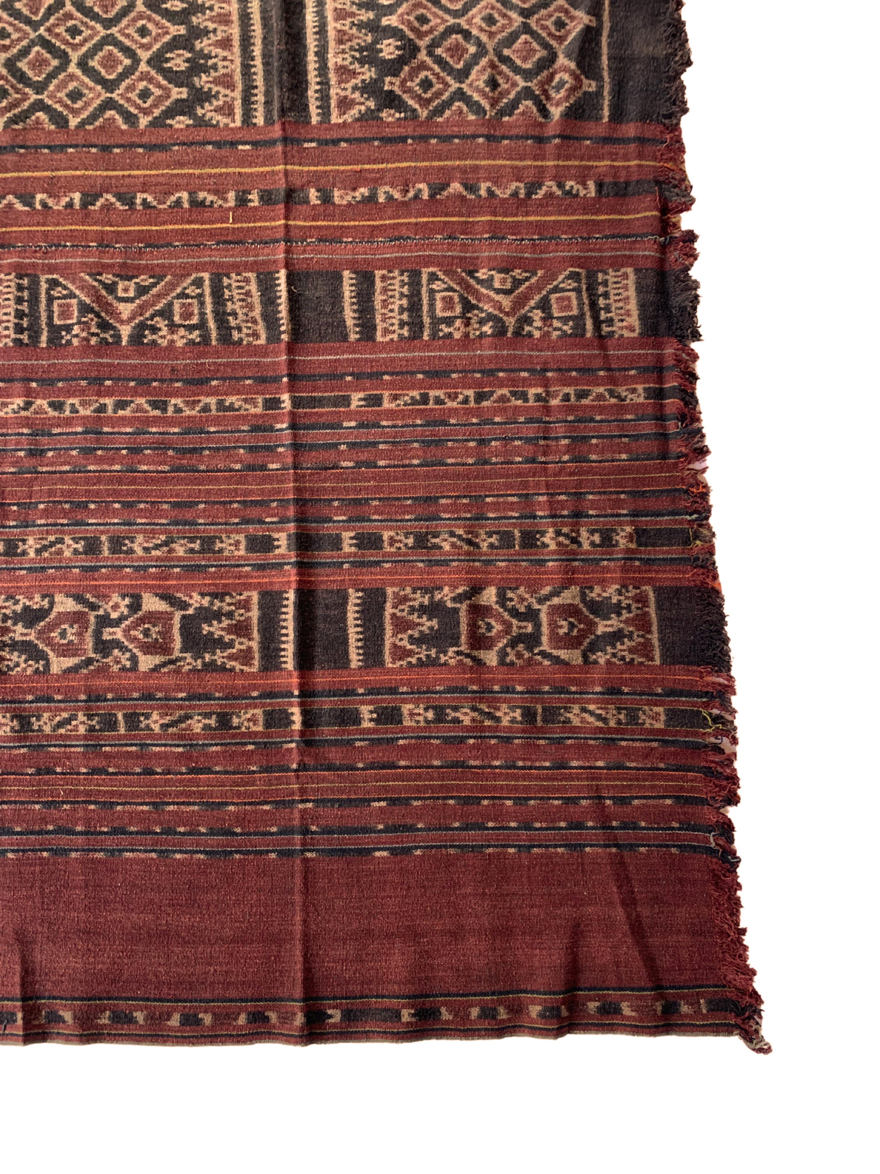 Ikat-Textil des Toraja-Stammes Sulawesi mit atemberaubenden Stammesmotiven, um 1920 (Indonesisch) im Angebot