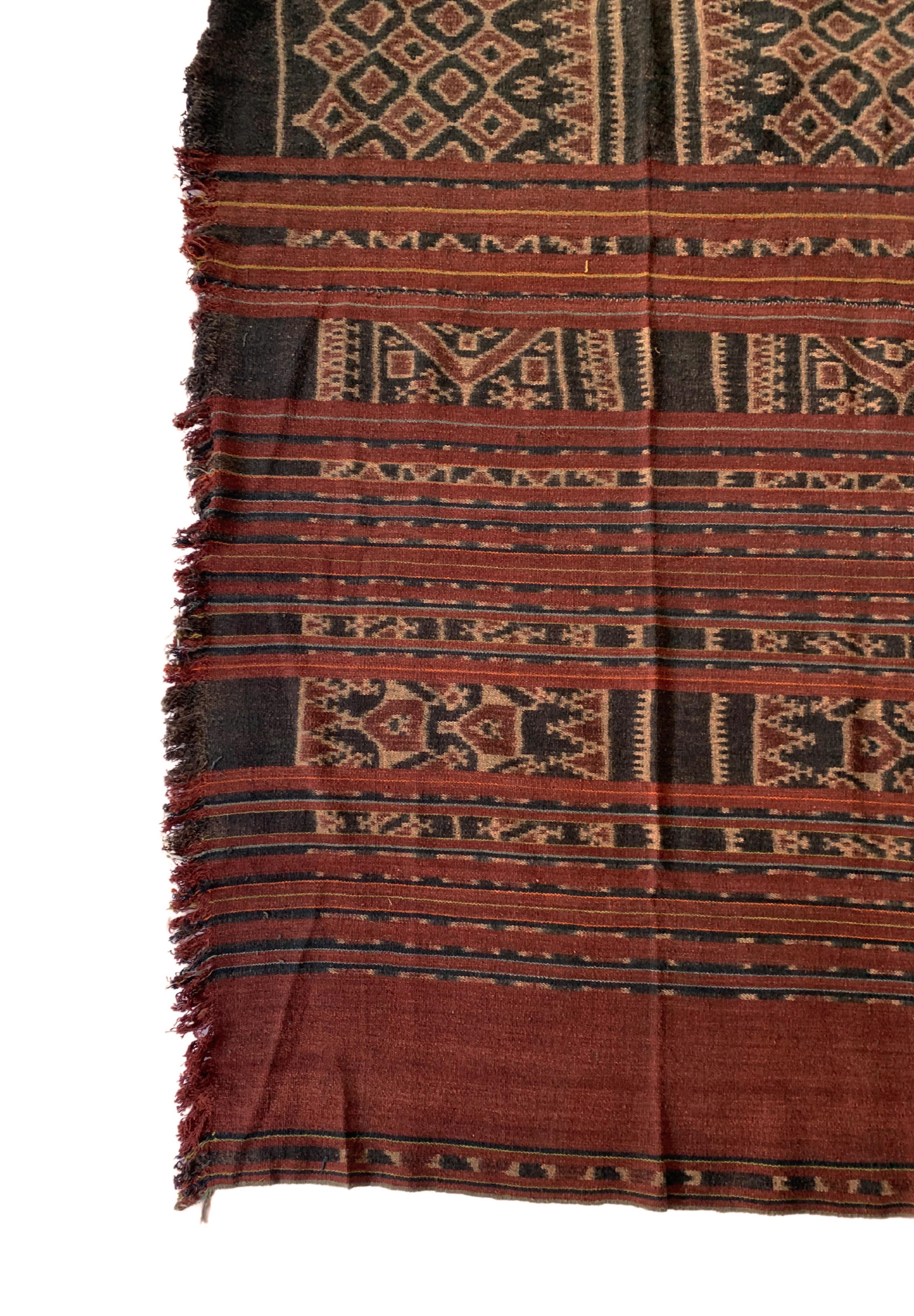 Ikat-Textil des Toraja-Stammes Sulawesi mit atemberaubenden Stammesmotiven, um 1920 (Handgewebt) im Angebot