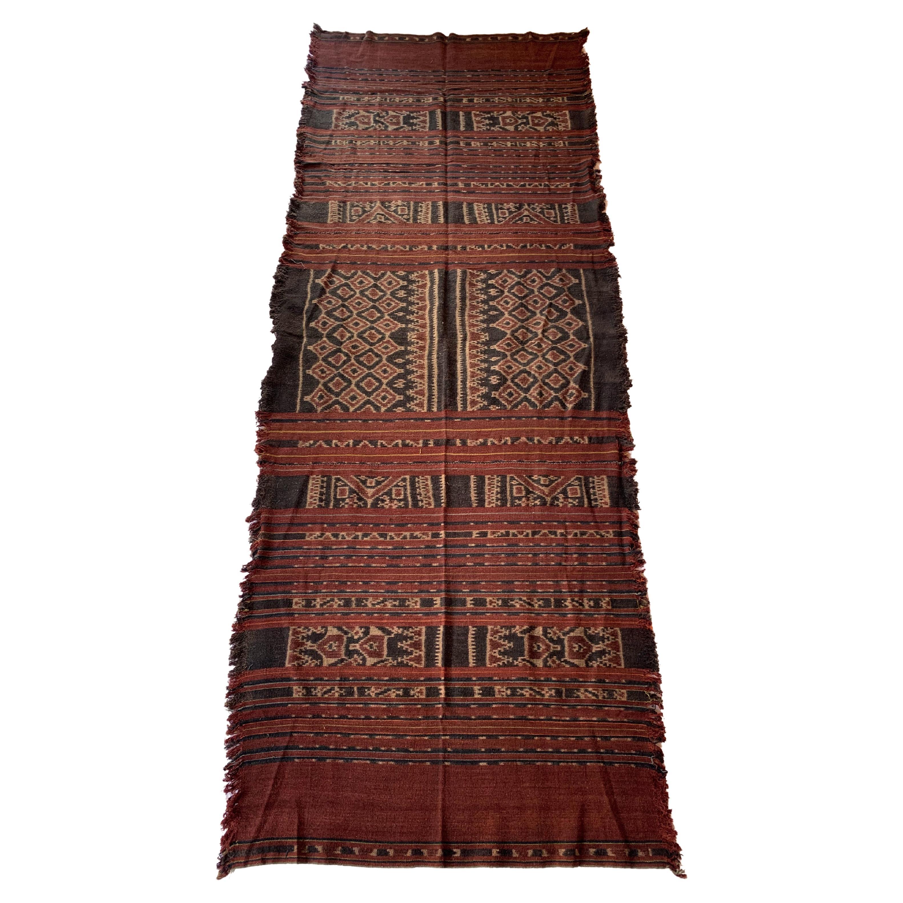 Ikat-Textil des Toraja-Stammes Sulawesi mit atemberaubenden Stammesmotiven, um 1920