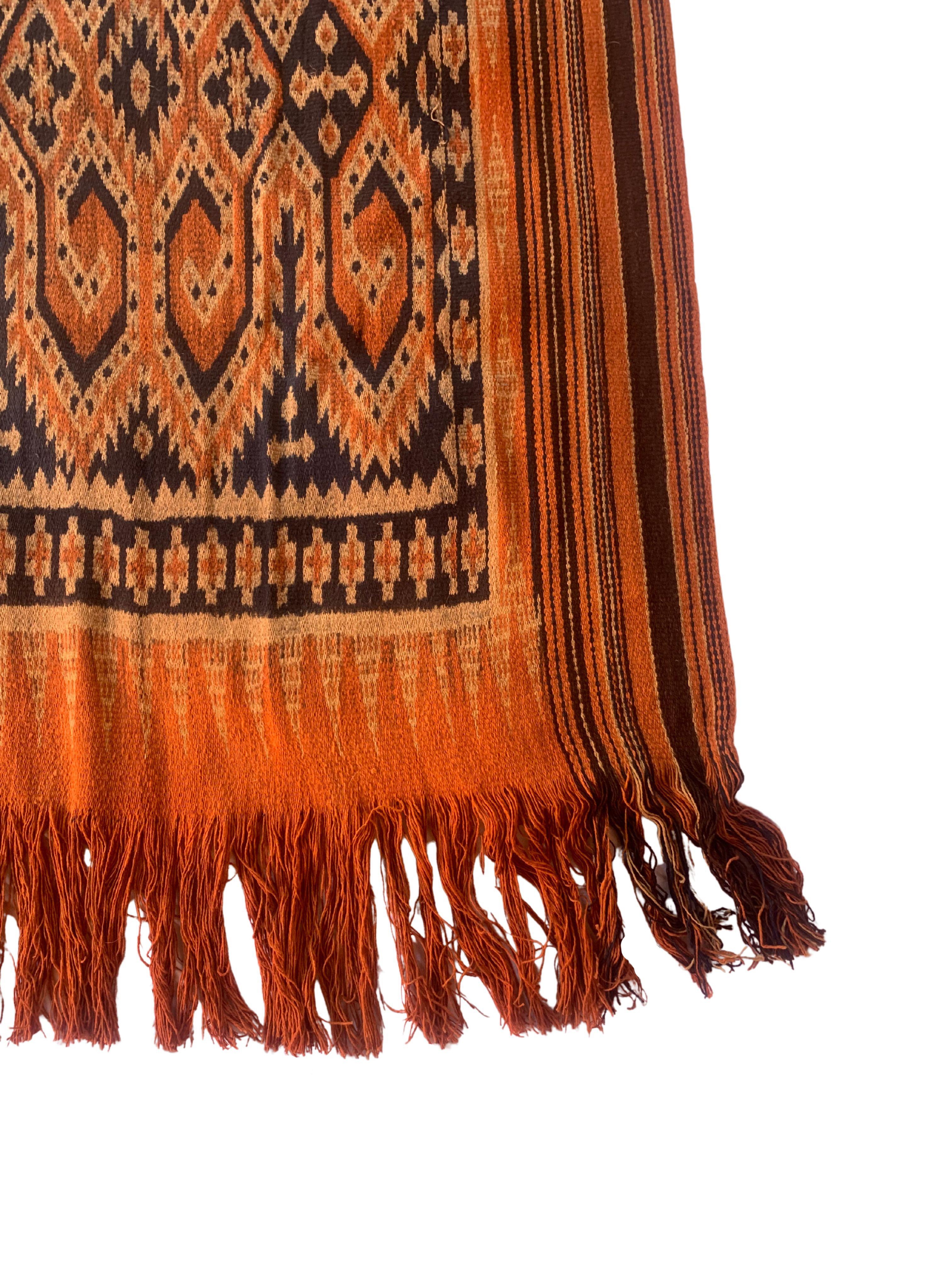 Ein sehr großes Irate-Textil von den Toraja-Stämmen in Sulawesi, Indonesien. Die Toraja sind eine ethnische und kulturelle Gruppe von Menschen, die das gebirgige Hochland von Südsulawesi, Indonesien, bewohnen. Berühmt für ihre einzigartige