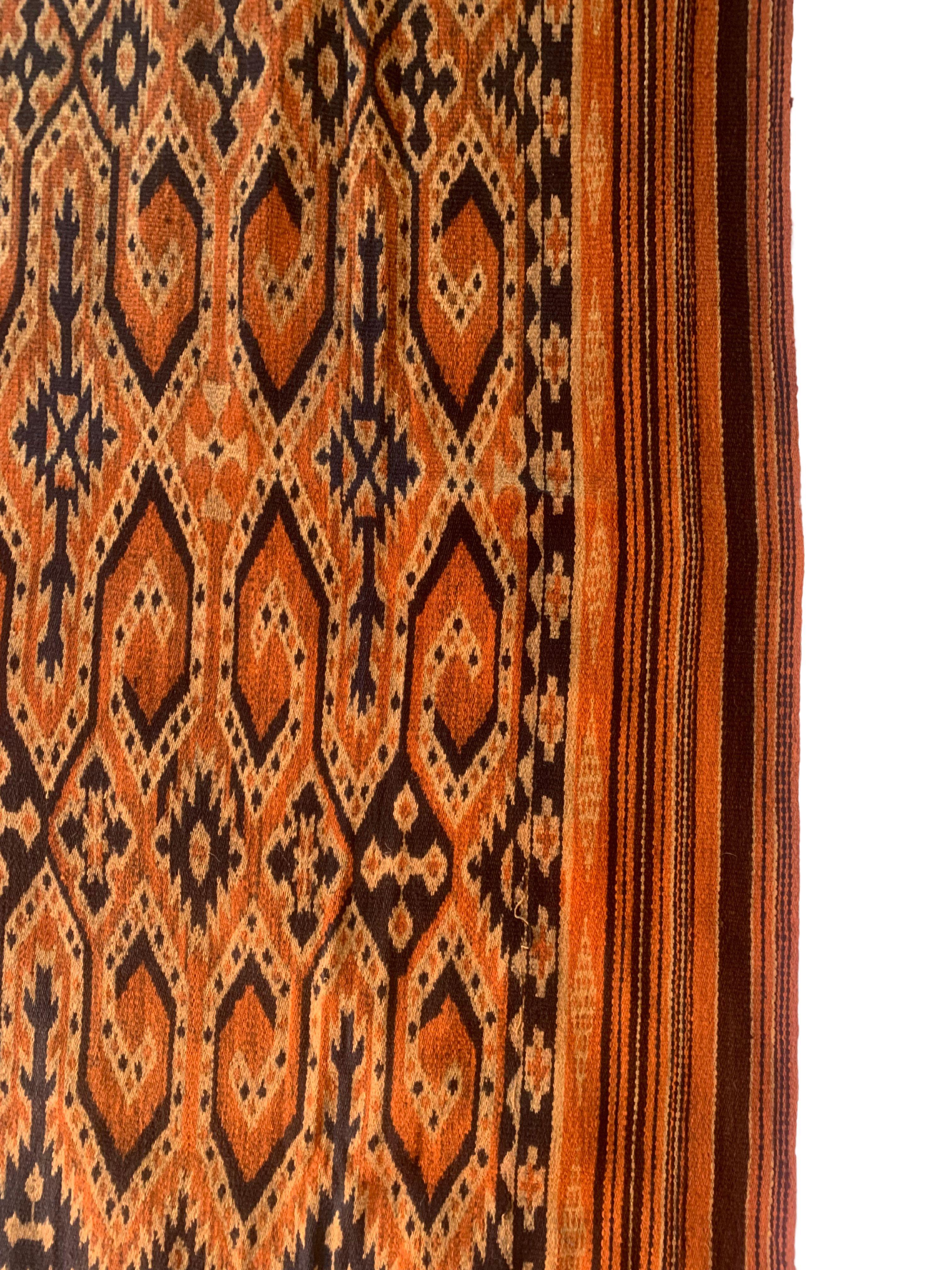 Ikat-Textil vom Toraja Tribe aus Sulawesi mit atemberaubenden Stammesmotiven, ca. 1950 (Sonstiges) im Angebot