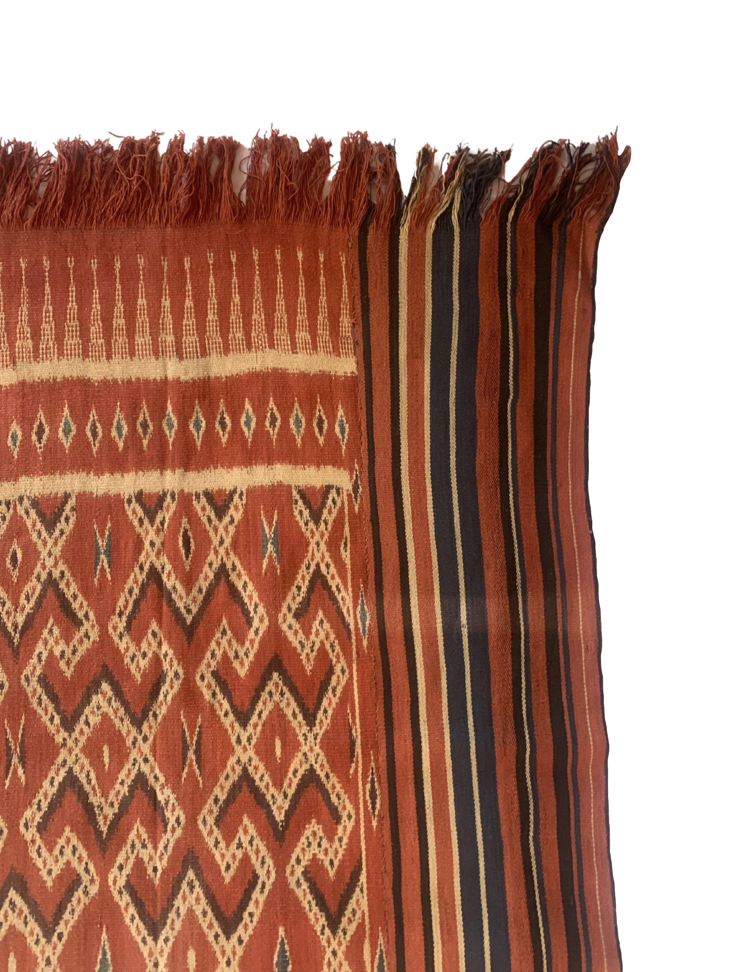 Ikat-Textil vom Toraja Tribe aus Sulawesi mit atemberaubenden Stammesmotiven, ca. 1950 (Sonstiges) im Angebot