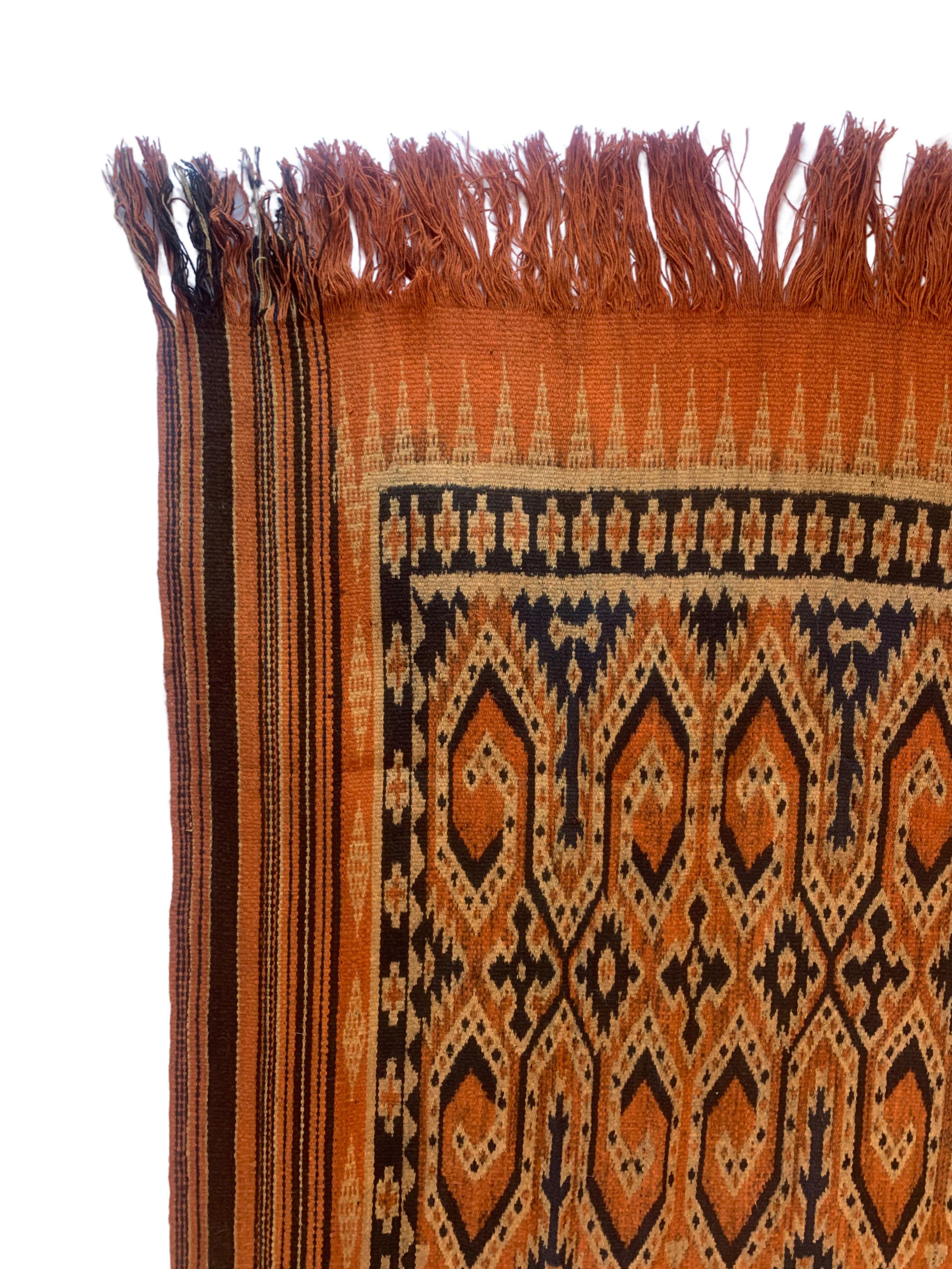Ikat-Textil vom Toraja Tribe aus Sulawesi mit atemberaubenden Stammesmotiven, ca. 1950 (Handgewebt) im Angebot