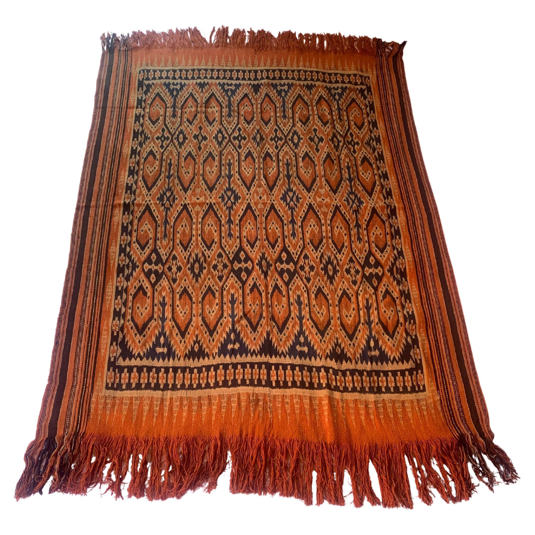 Textile Ikat de la tribu Toraja de Sulawesi avec de superbes motifs tribaux C.C. 1950