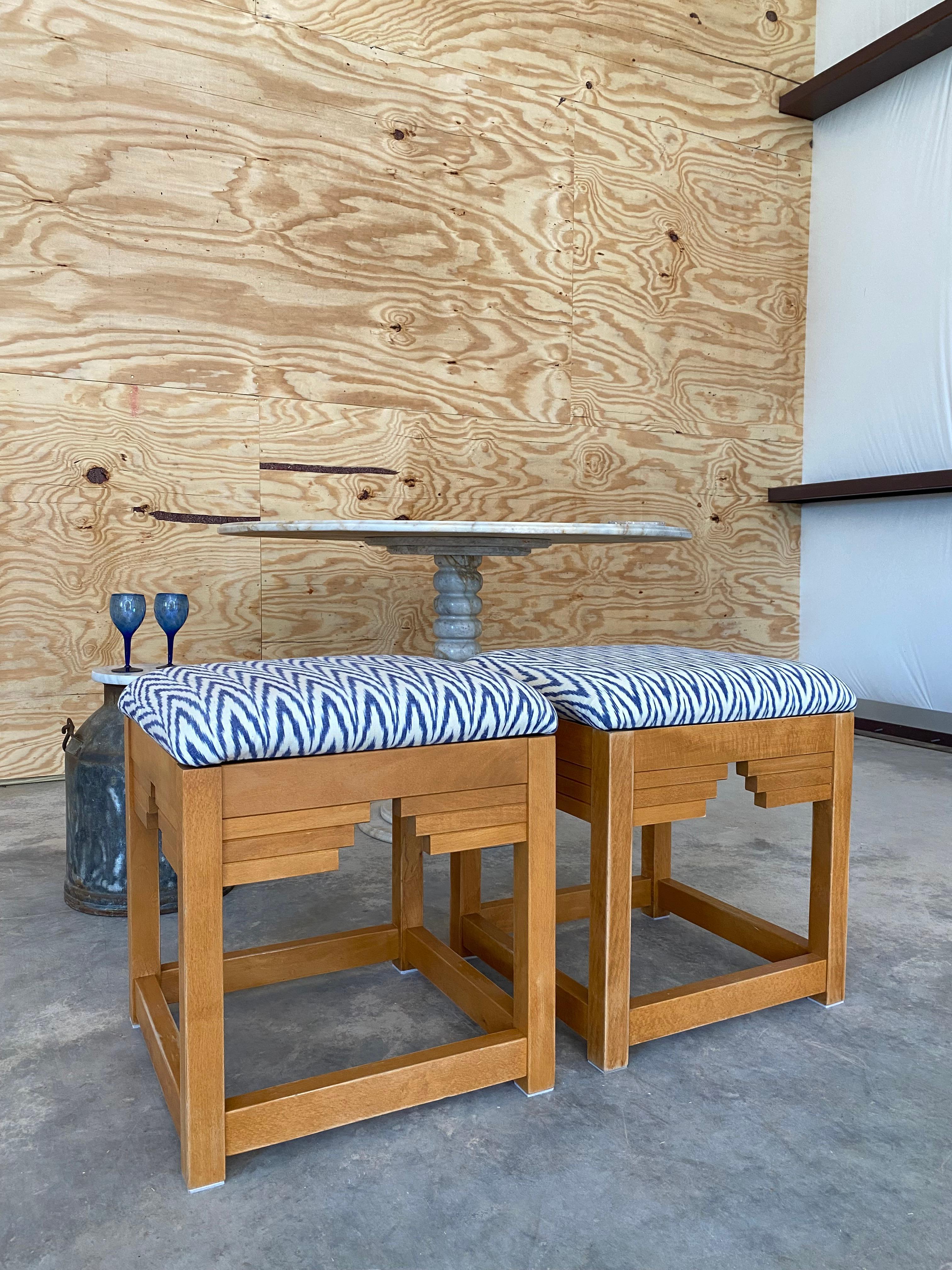 Paire d'ottomans Ziggurat tapissés Ikat en vente 2