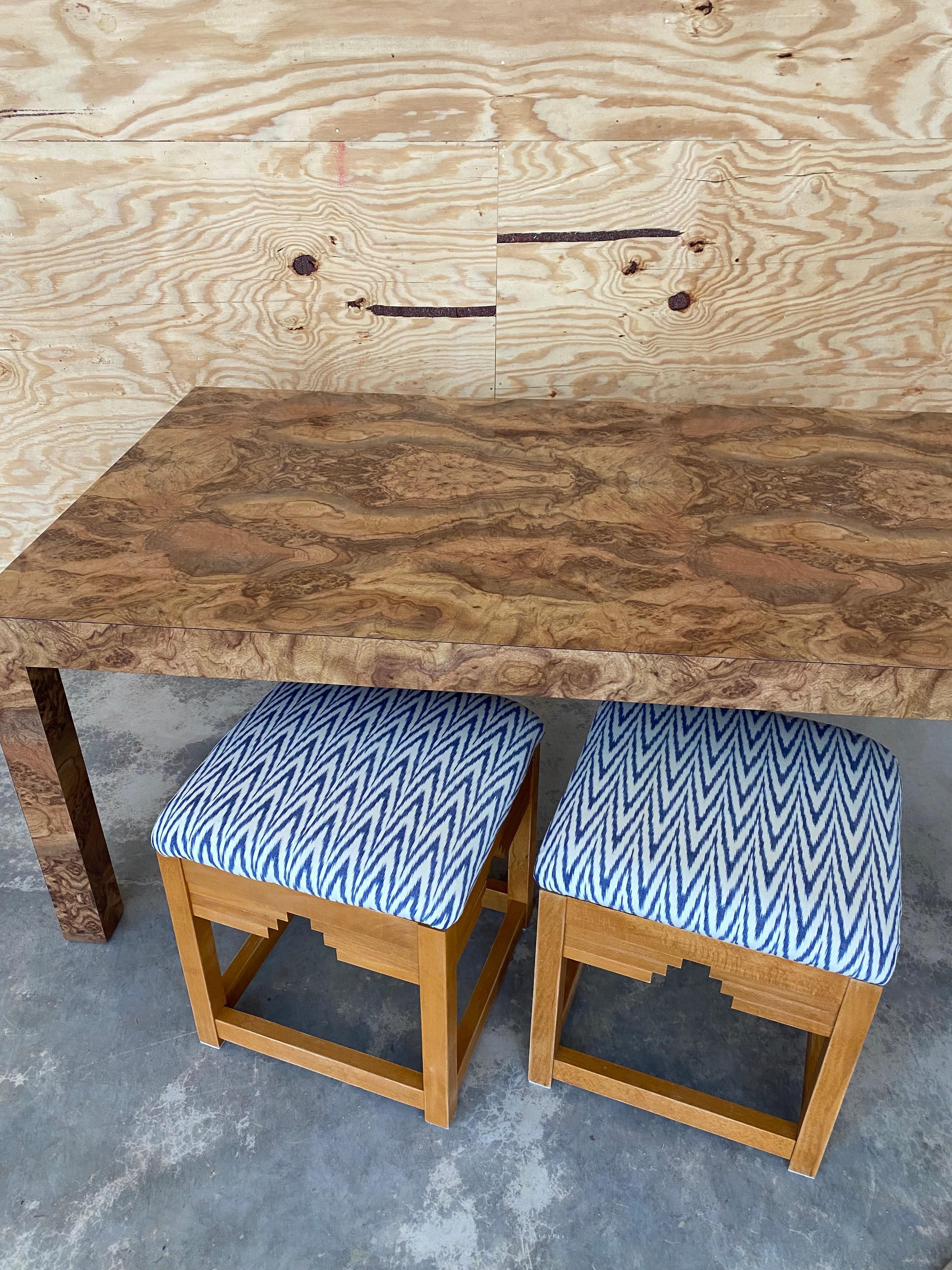 Paire d'ottomans Ziggurat tapissés Ikat en vente 3