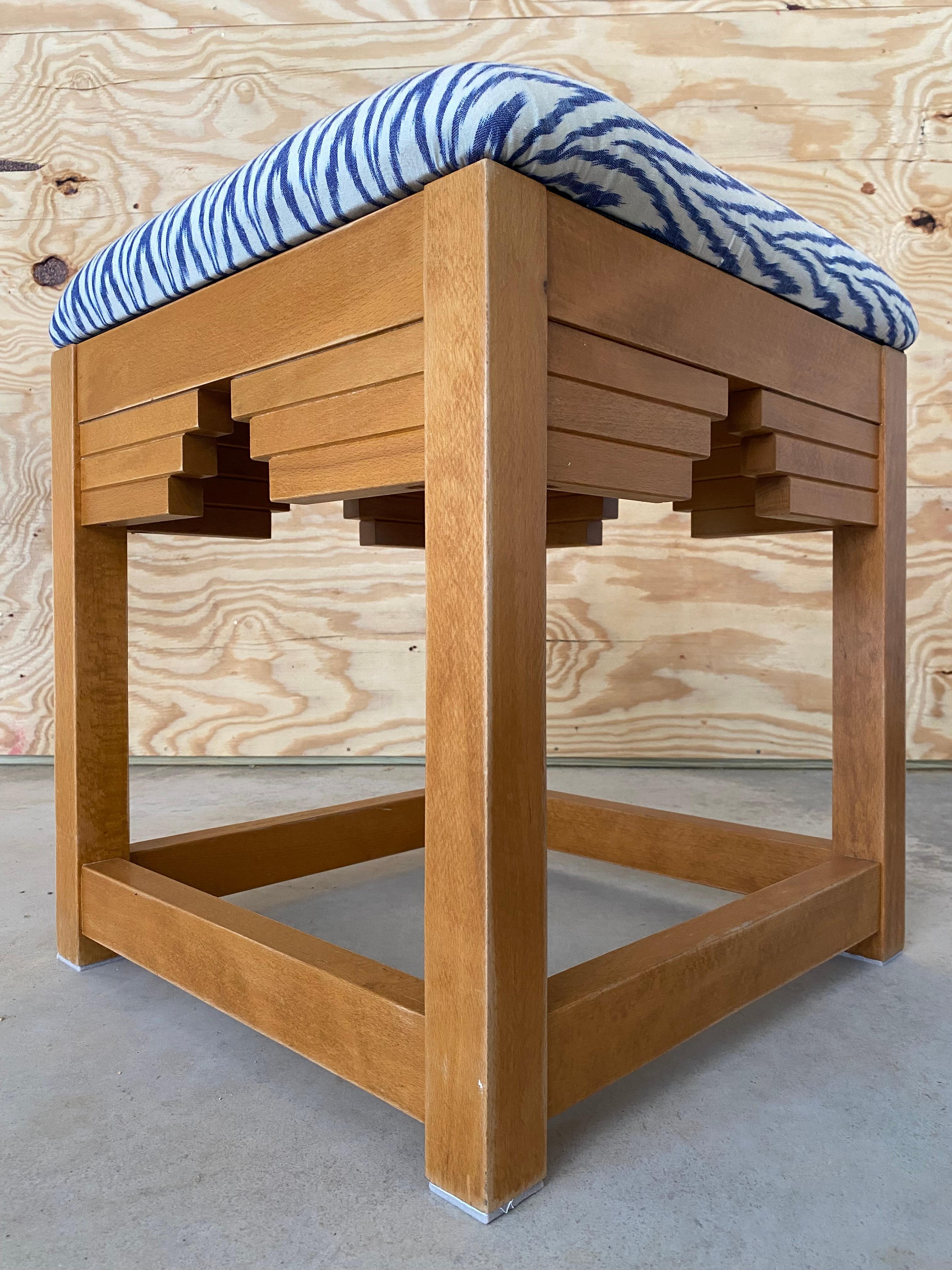 Paire d'ottomans Ziggurat tapissés Ikat en vente 4