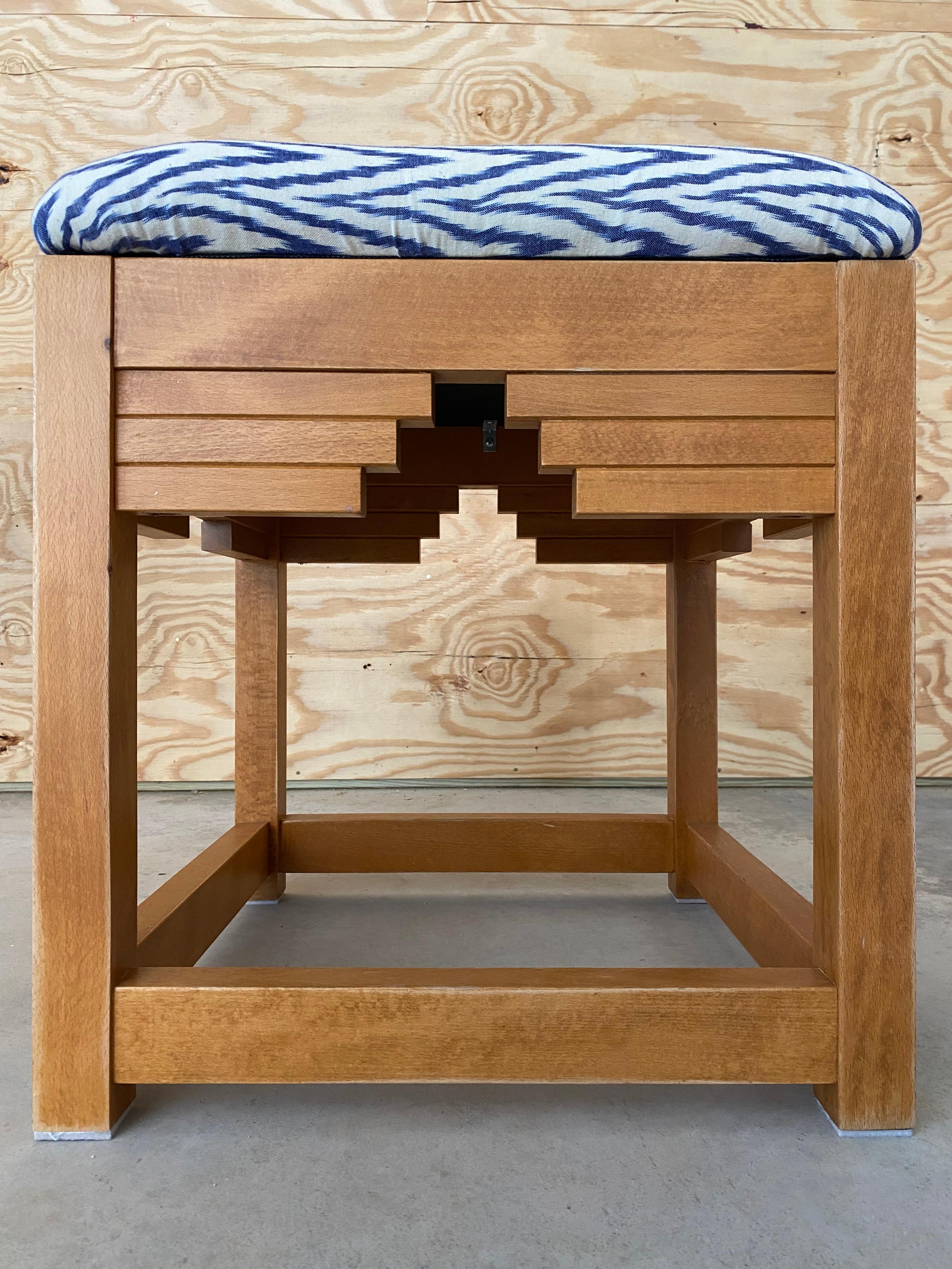 Paire d'ottomans Ziggurat tapissés Ikat en vente 5