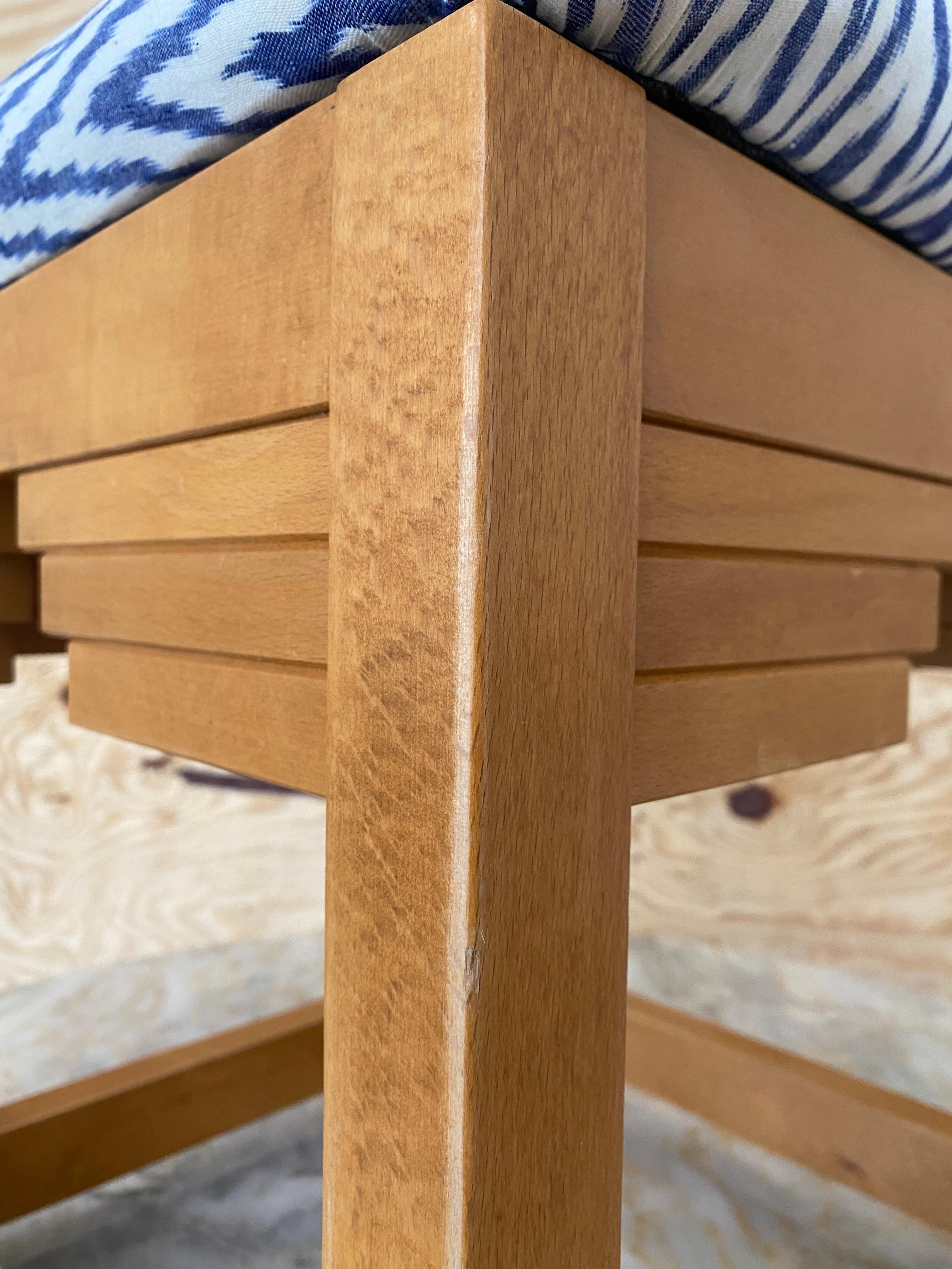 Paire d'ottomans Ziggurat tapissés Ikat en vente 10
