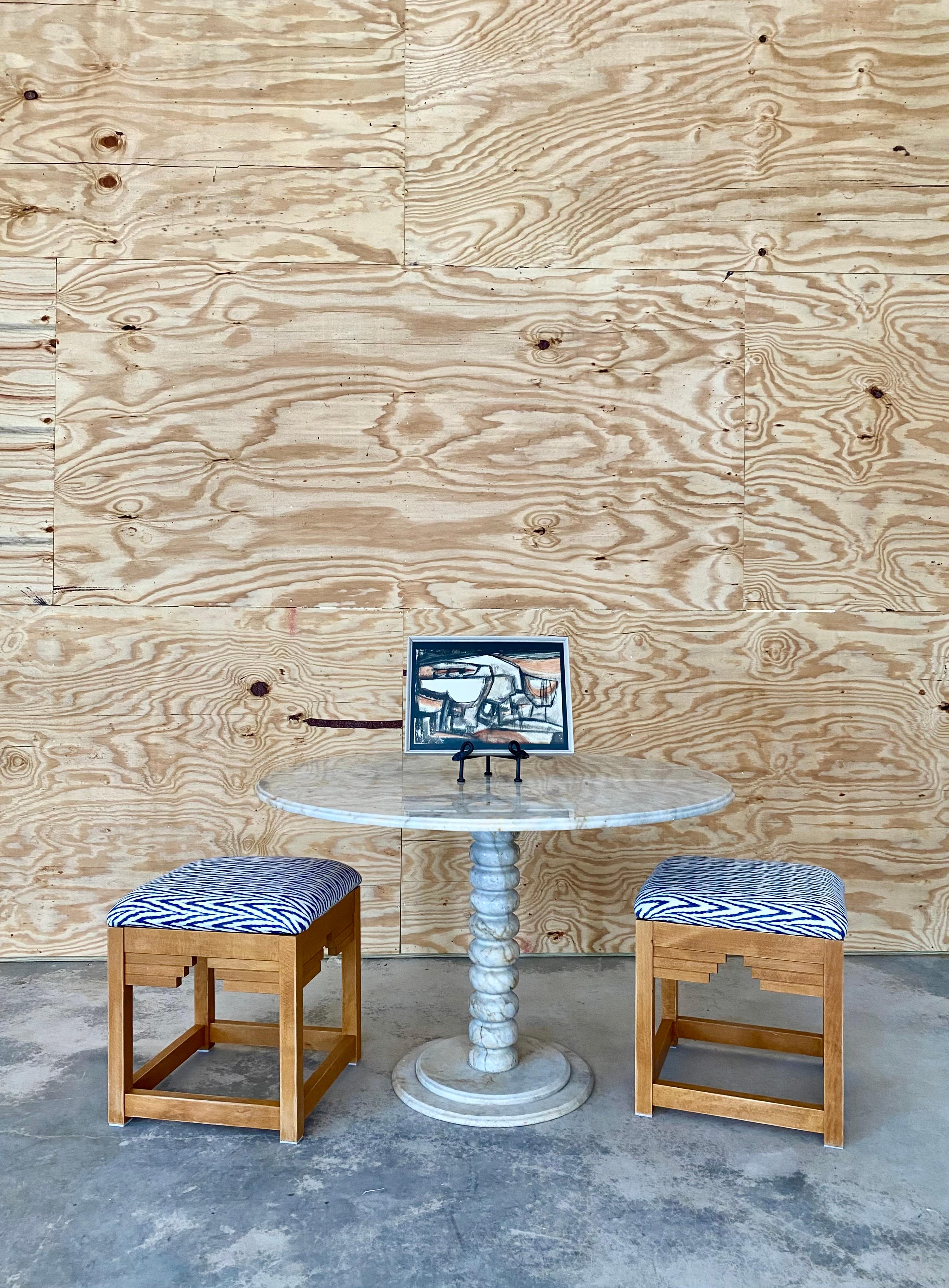 Motif Ziggurat, bases en bois d'érable lourd avec coton doux tissé, tapisserie neuve. Des textiles vintage des années 1970, souples et adossés à une toile, viennent d'être ajoutés sur de la mousse neuve.

Avec des références à la fois à l'Art déco