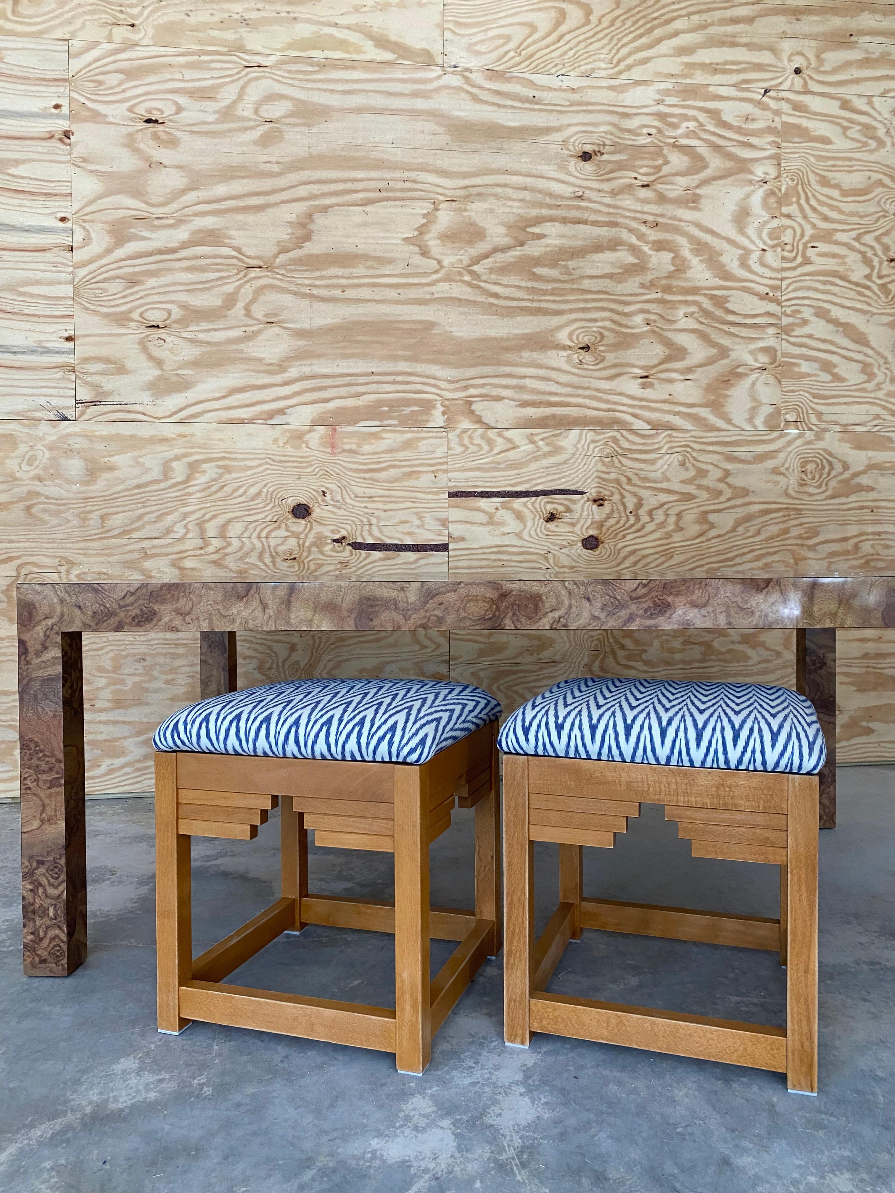 Postmoderne Paire d'ottomans Ziggurat tapissés Ikat en vente