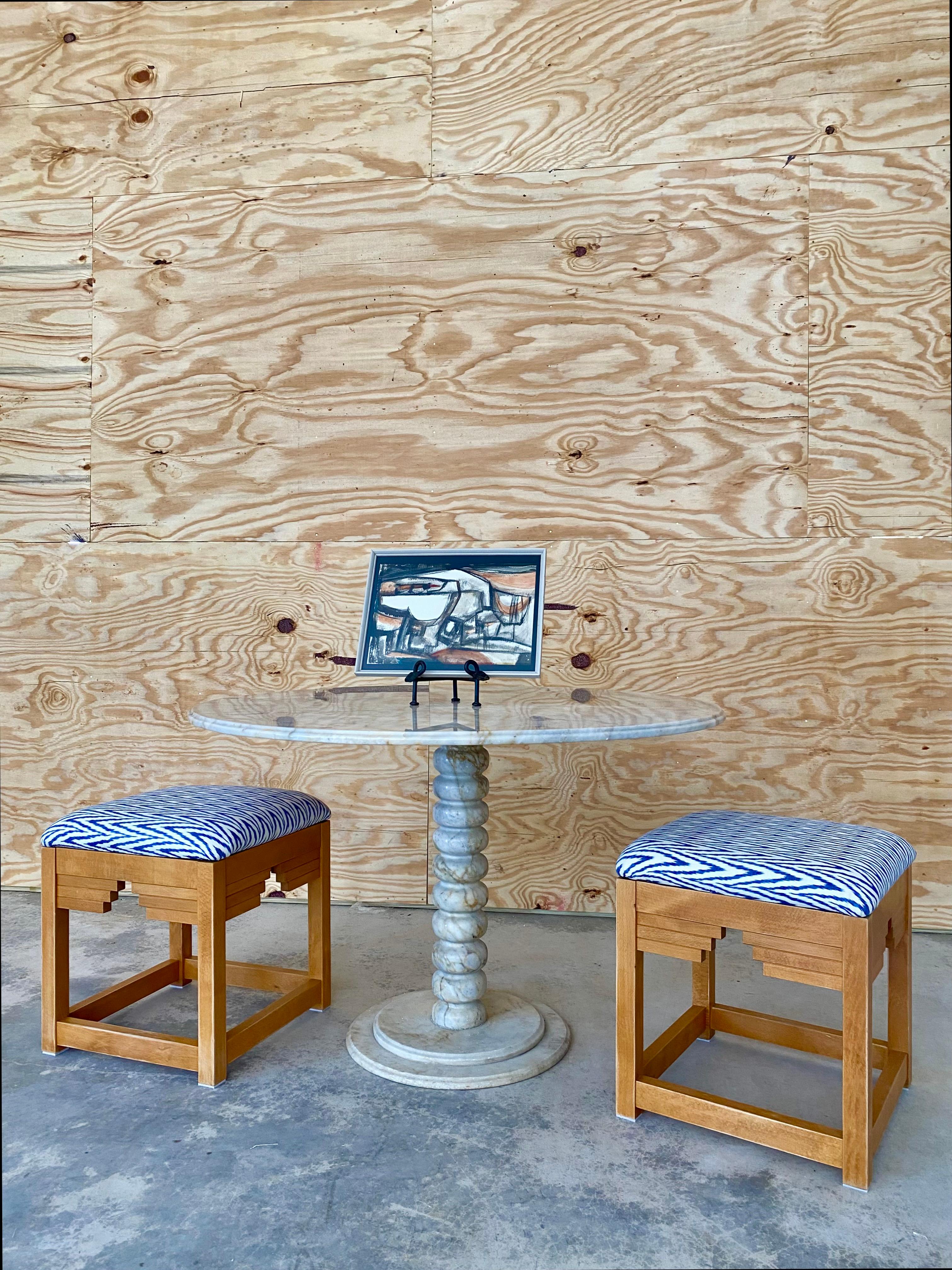 Paire d'ottomans Ziggurat tapissés Ikat Bon état - En vente à Round Top, TX
