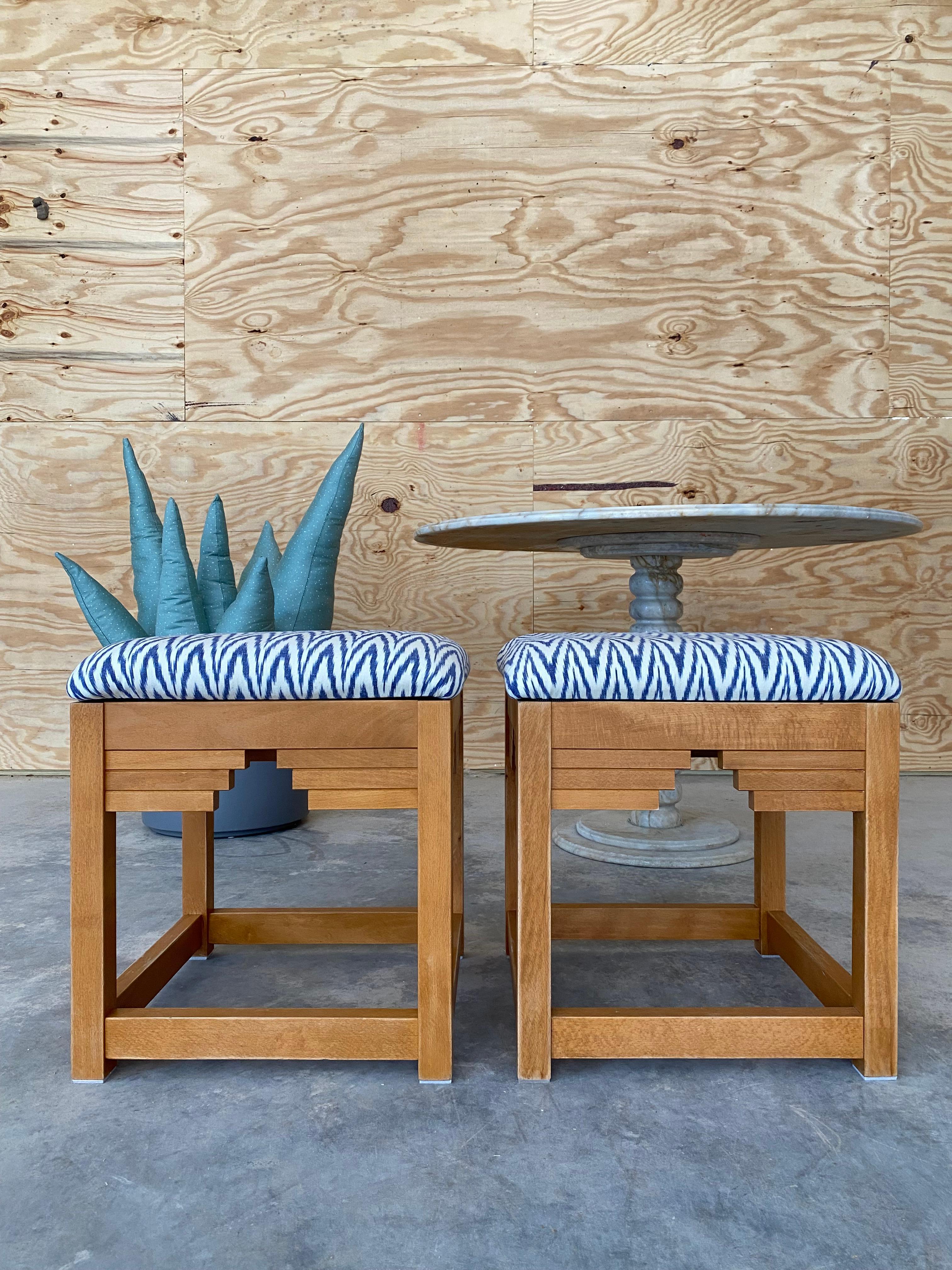 20ième siècle Paire d'ottomans Ziggurat tapissés Ikat en vente