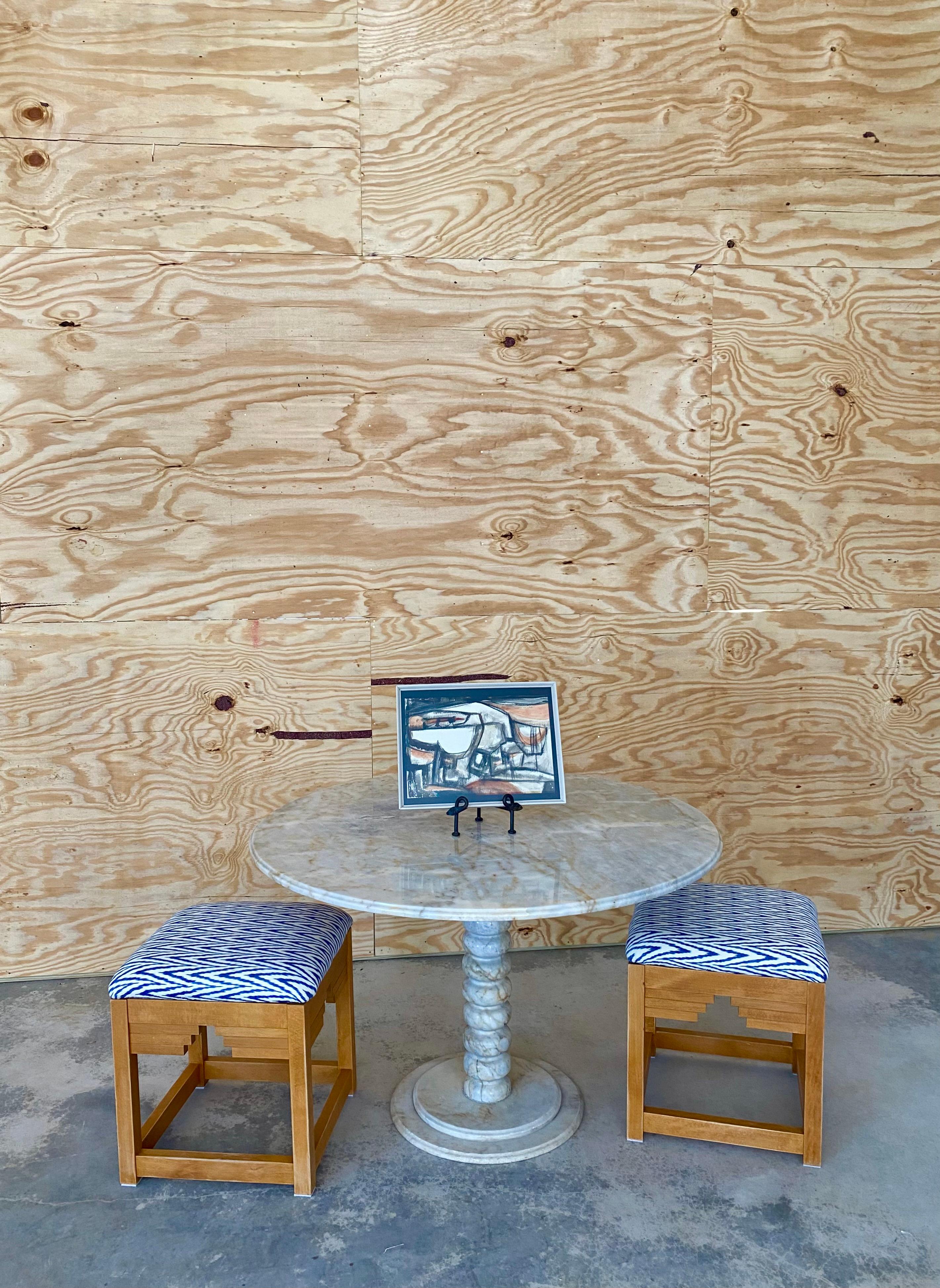 Textile Paire d'ottomans Ziggurat tapissés Ikat en vente