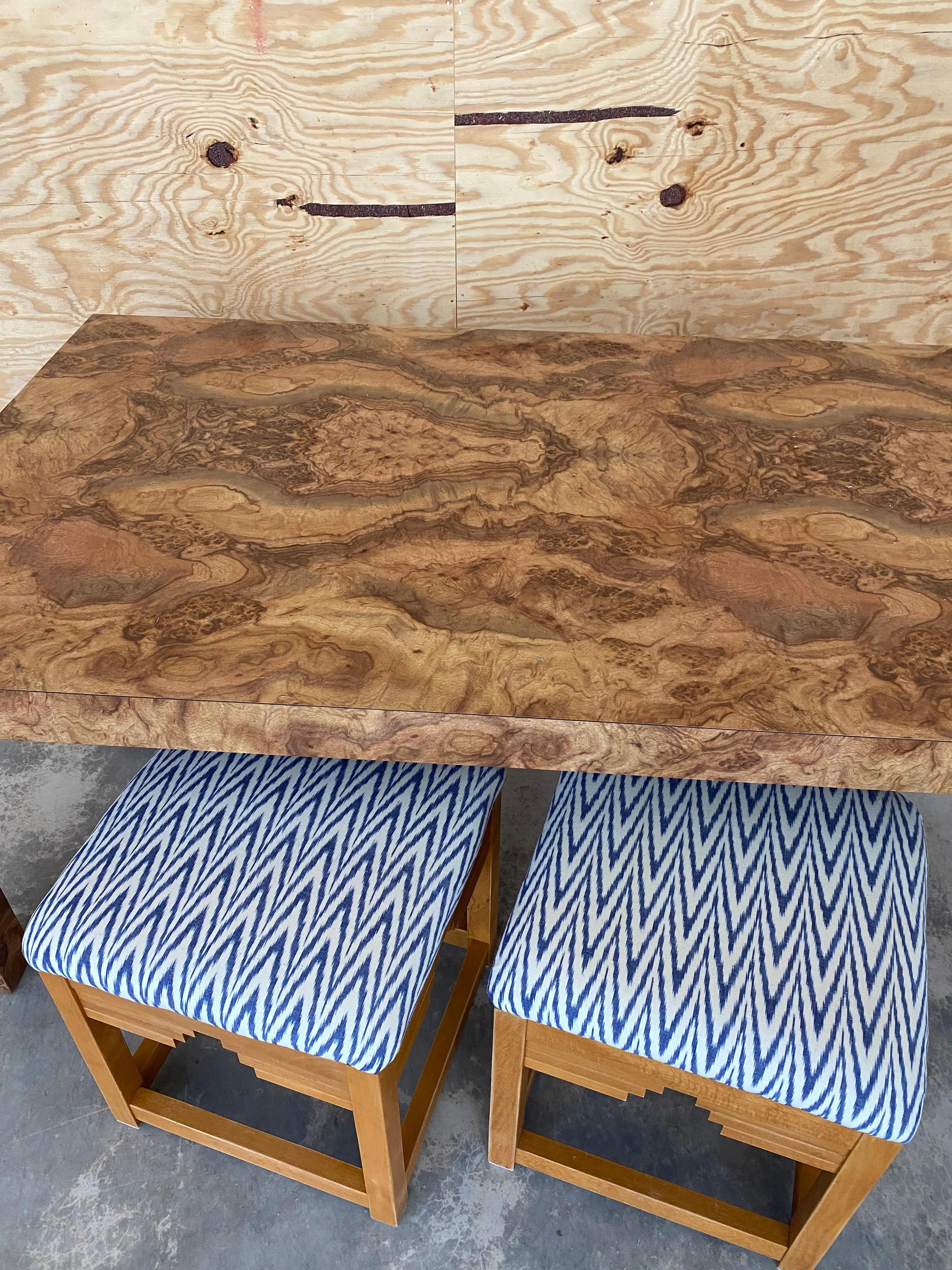 Paire d'ottomans Ziggurat tapissés Ikat en vente 1