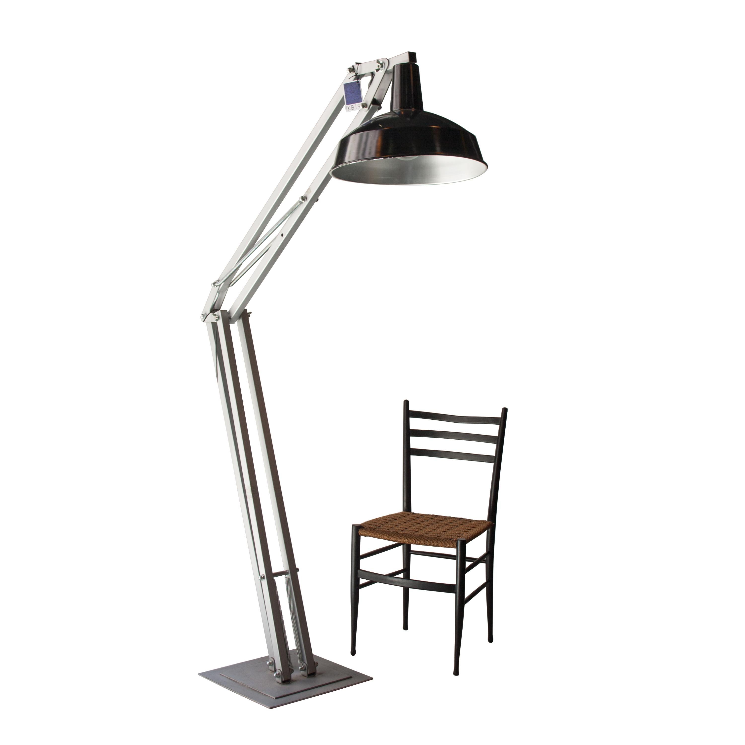 Floor lamp designed by IKB 191. Metal regulable structure whit black screen. Measures: Maximum height 230cm.
 