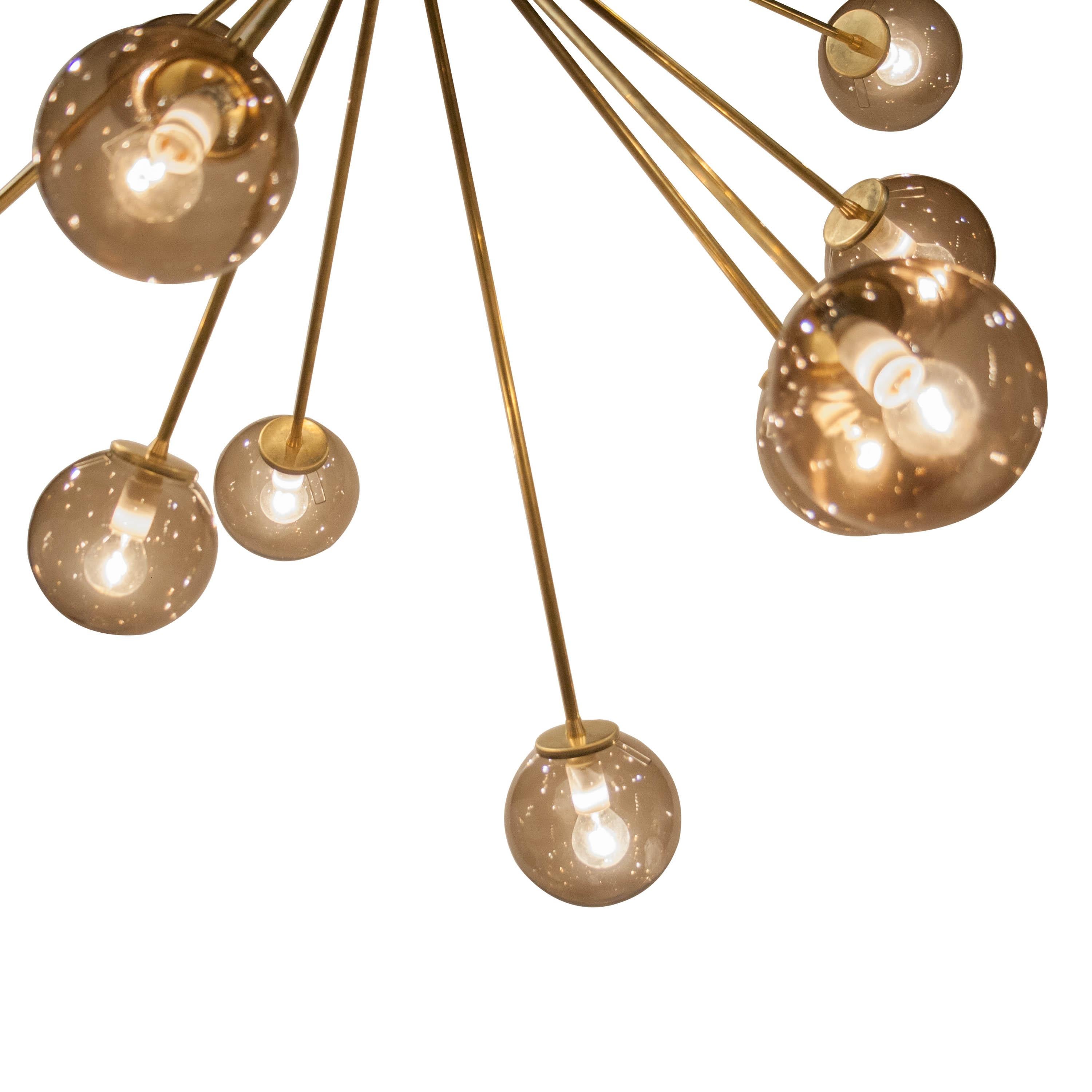 IKB191 Contemporary Sputnik Style Messingglas-Hängeleuchte, Spanien, 2020 (Moderne) im Angebot