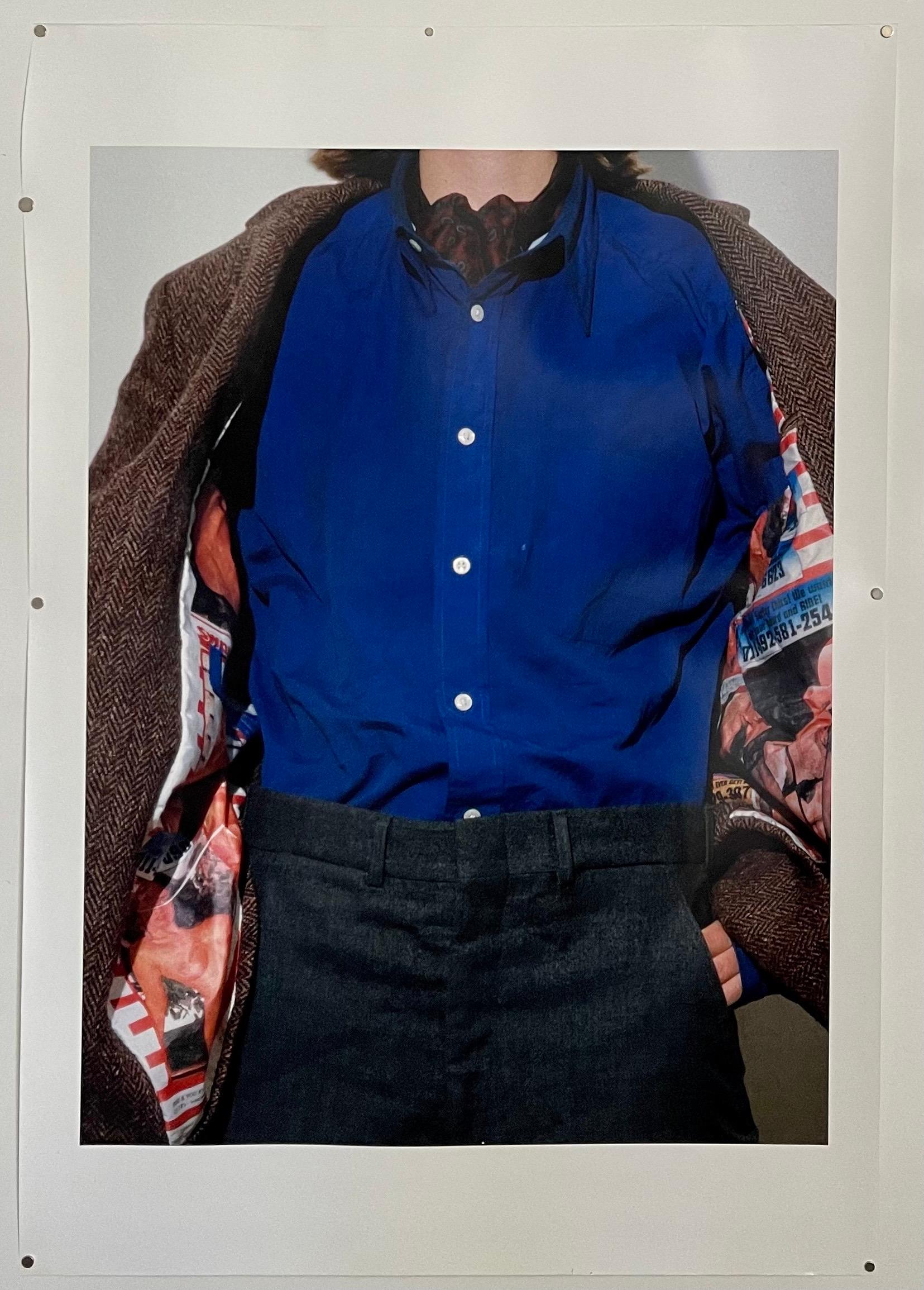 Serie BEYOND DECORUM, GESCHLOSSEN UND OFFEN,
Ich verkaufe sie einzeln. Es sind Paare von offenen und geschlossenen Jacken. Ich werde das zweite Foto als Referenz hinzufügen. Dieses Angebot bezieht sich nur auf das Foto der offenen Jacke.
Vintage