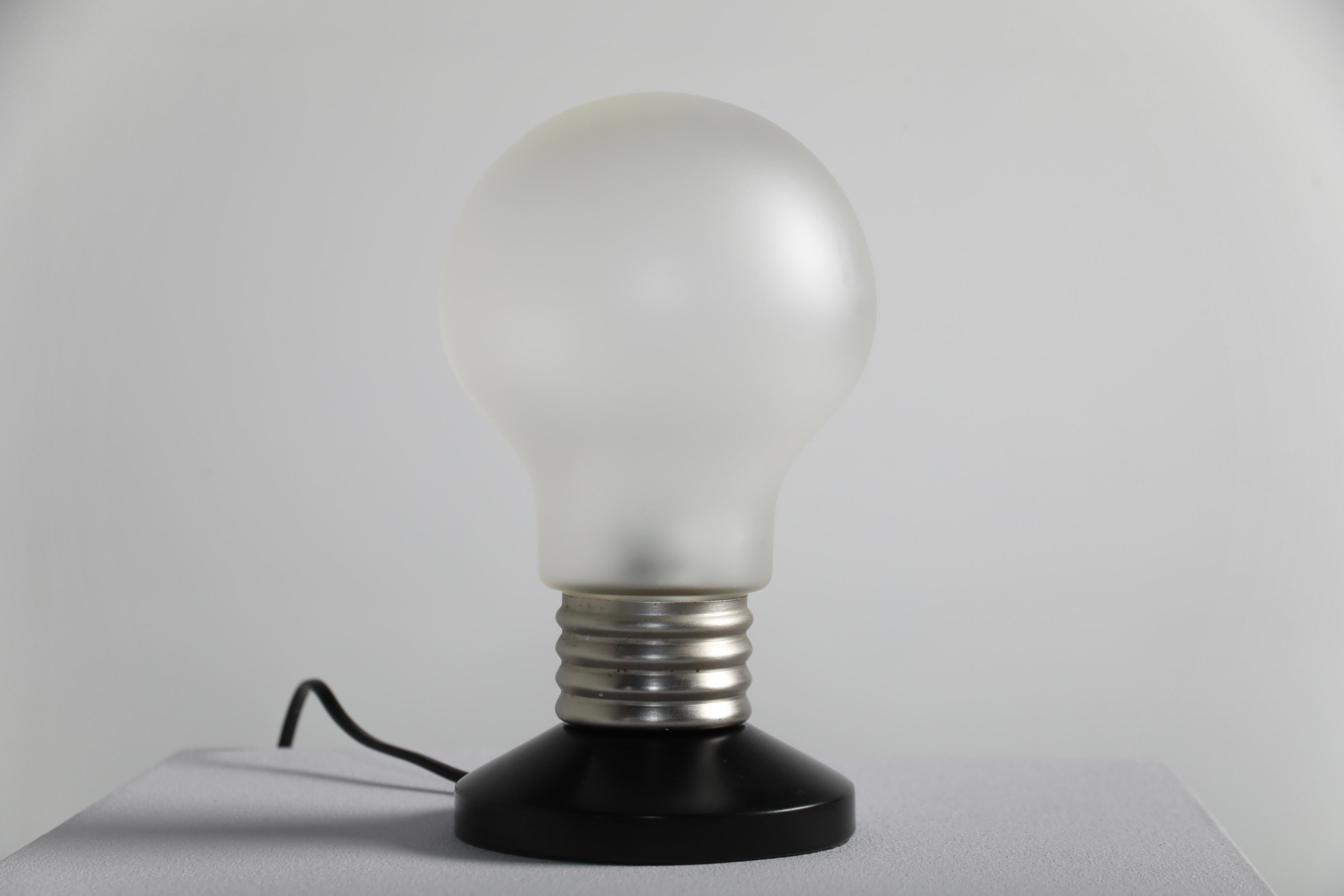 Una lúdica e icónica lámpara de mesa de IKEA, modelo 