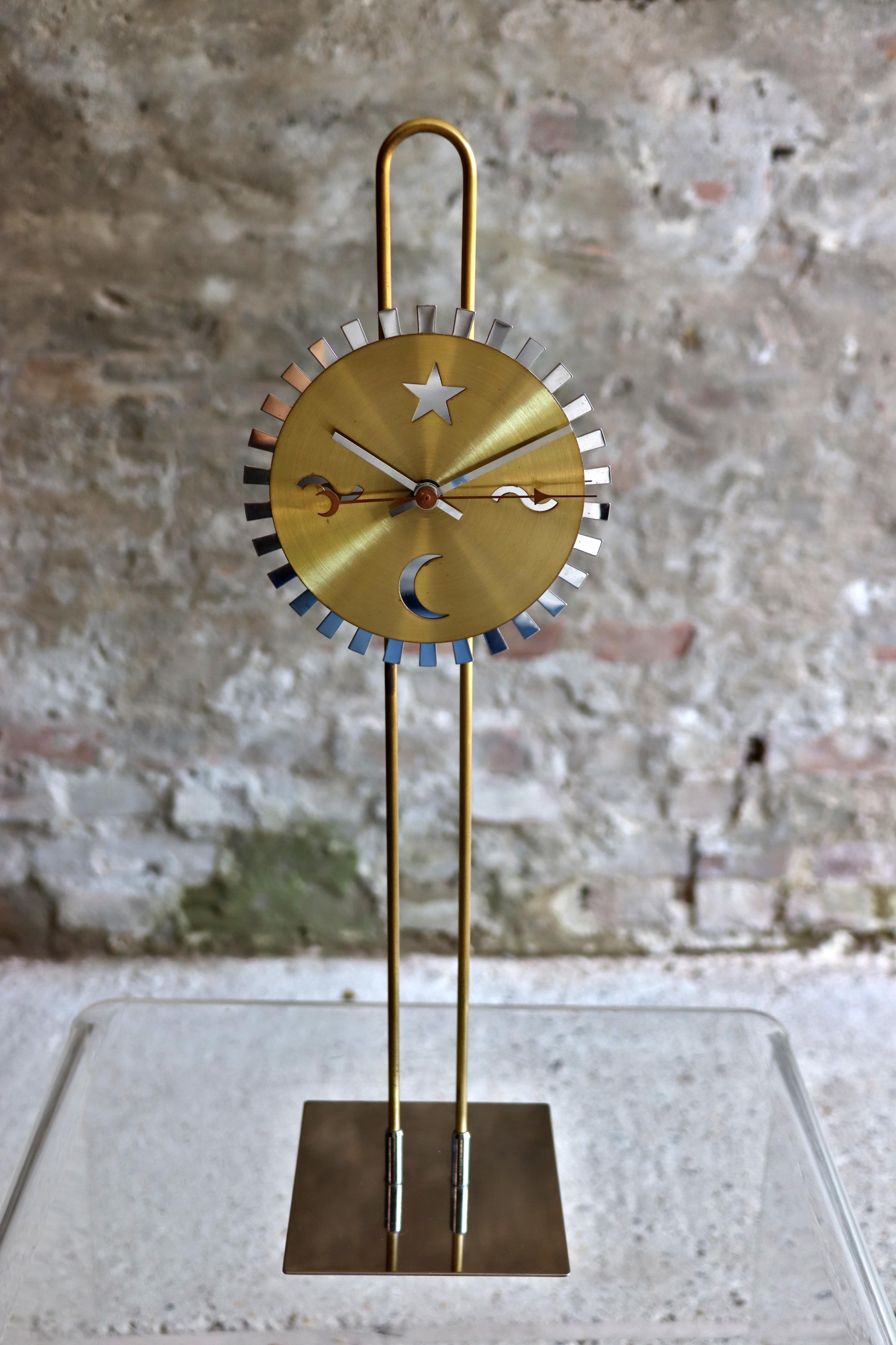Diese coole Uhr heißt Dilla und ist ein Entwurf von Ehlén Johansson für IKEA. Es wurde erstmals im Katalog von 1995 aufgeführt. Er ist aus Messing und massivem Edelstahl gefertigt. Die Höhe der Uhr ist verstellbar.

