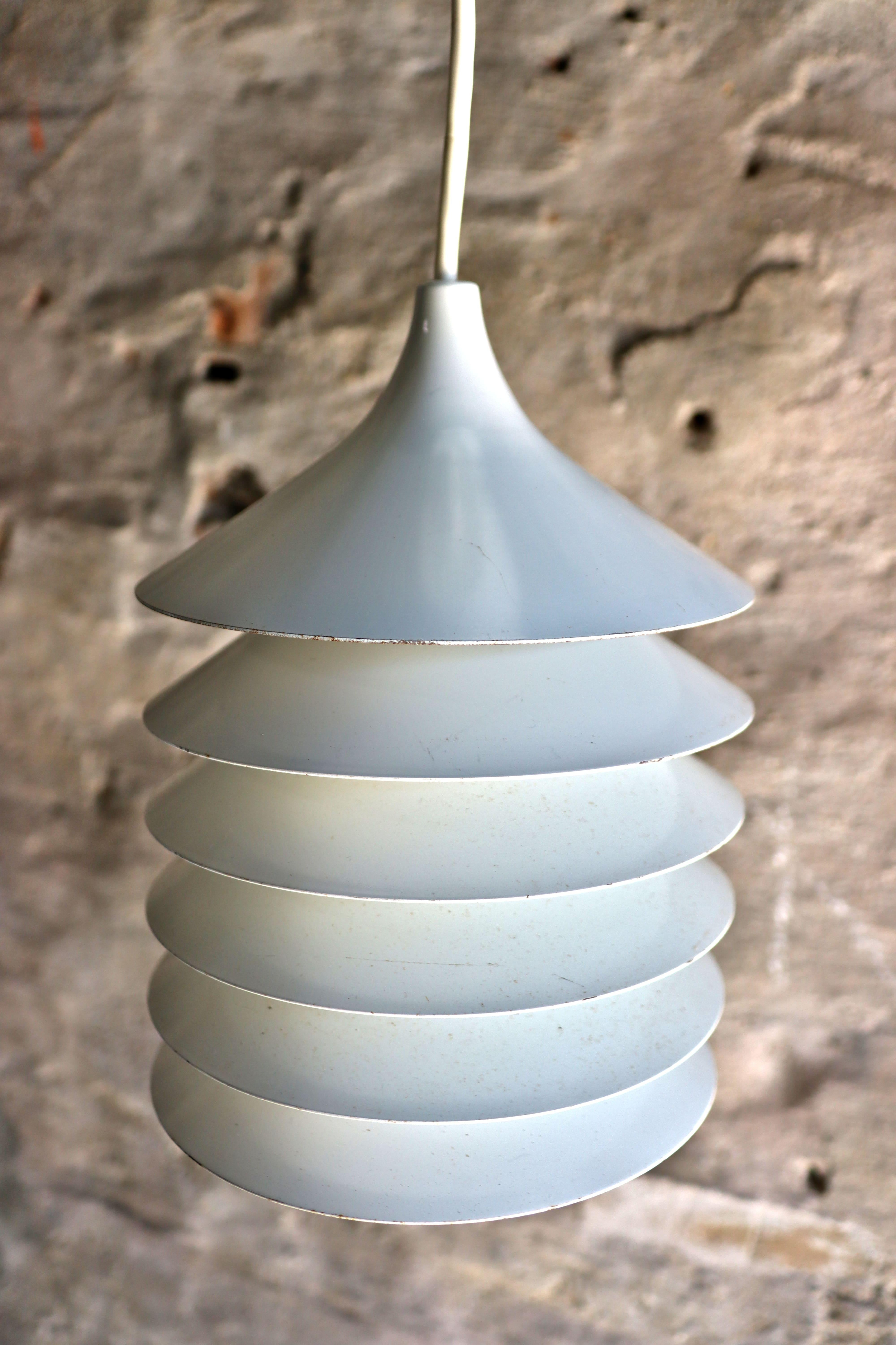 Materials: White round metal (aluminium) stacking discs lampshade. Painted all white.
Period: 1980s.
Designer: Bent Gantzel-Boysen in 1983.
Manufacturer: IKEA
Other versions: The IKEA Duett pendant lamp exists in white, blue, red, green and