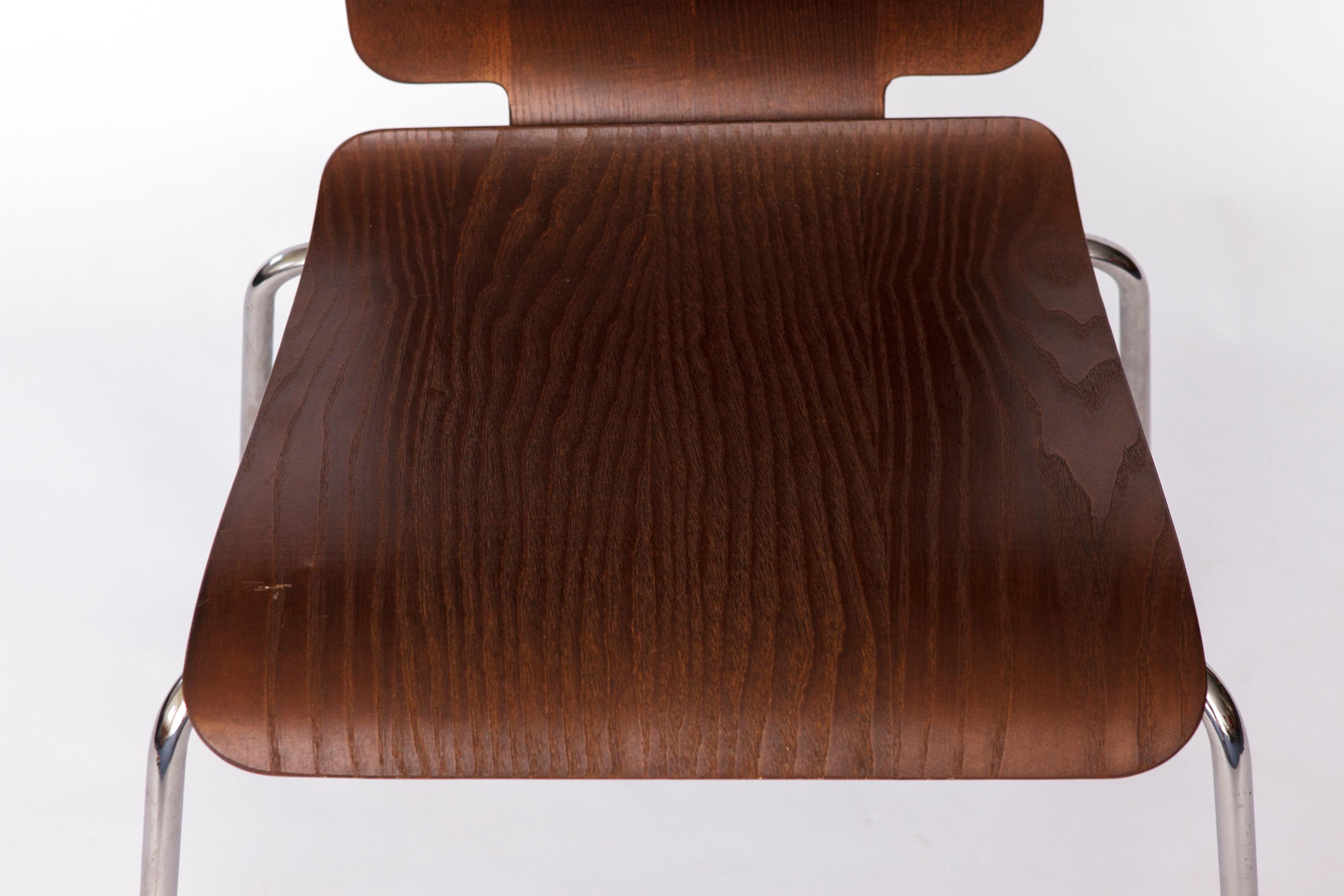 Sedia impilabile Gilbert di Ikea - Classico del design anni '90
Il prezzo si riferisce a una sedia - 3 disponibili in totale.
In eccellenti condizioni vintage.
Presenta una seduta e uno schienale in compensato di teak con gambe in metallo