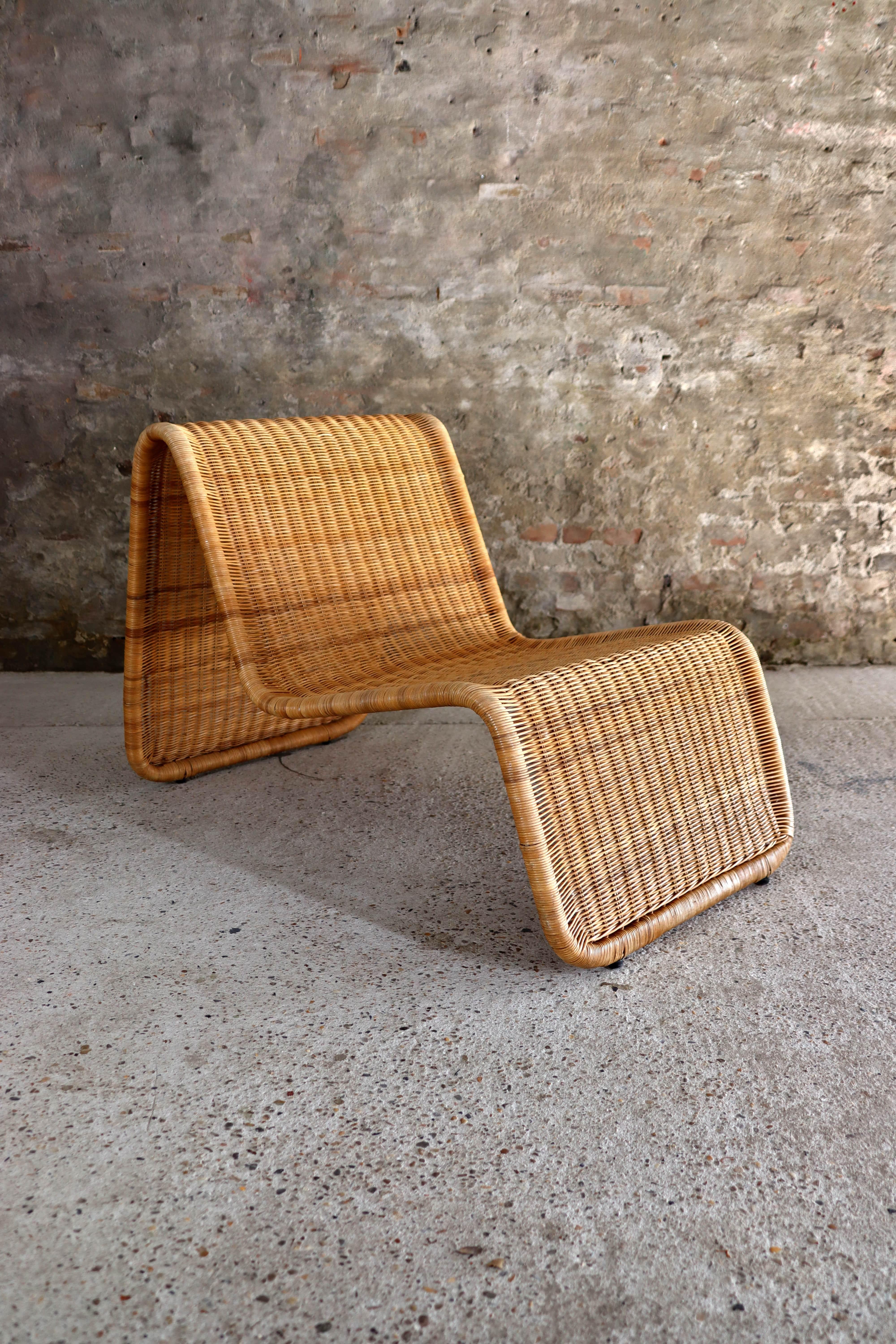Cette chaise longue étonnante et très confortable est souvent attribuée à un design de Tito/One, le P3, fabriqué par Pierantonio Bonacina. Cependant, cette chaise légèrement plus inclinée a été produite par Ikea et s'appelle Hestra, à peu près à la