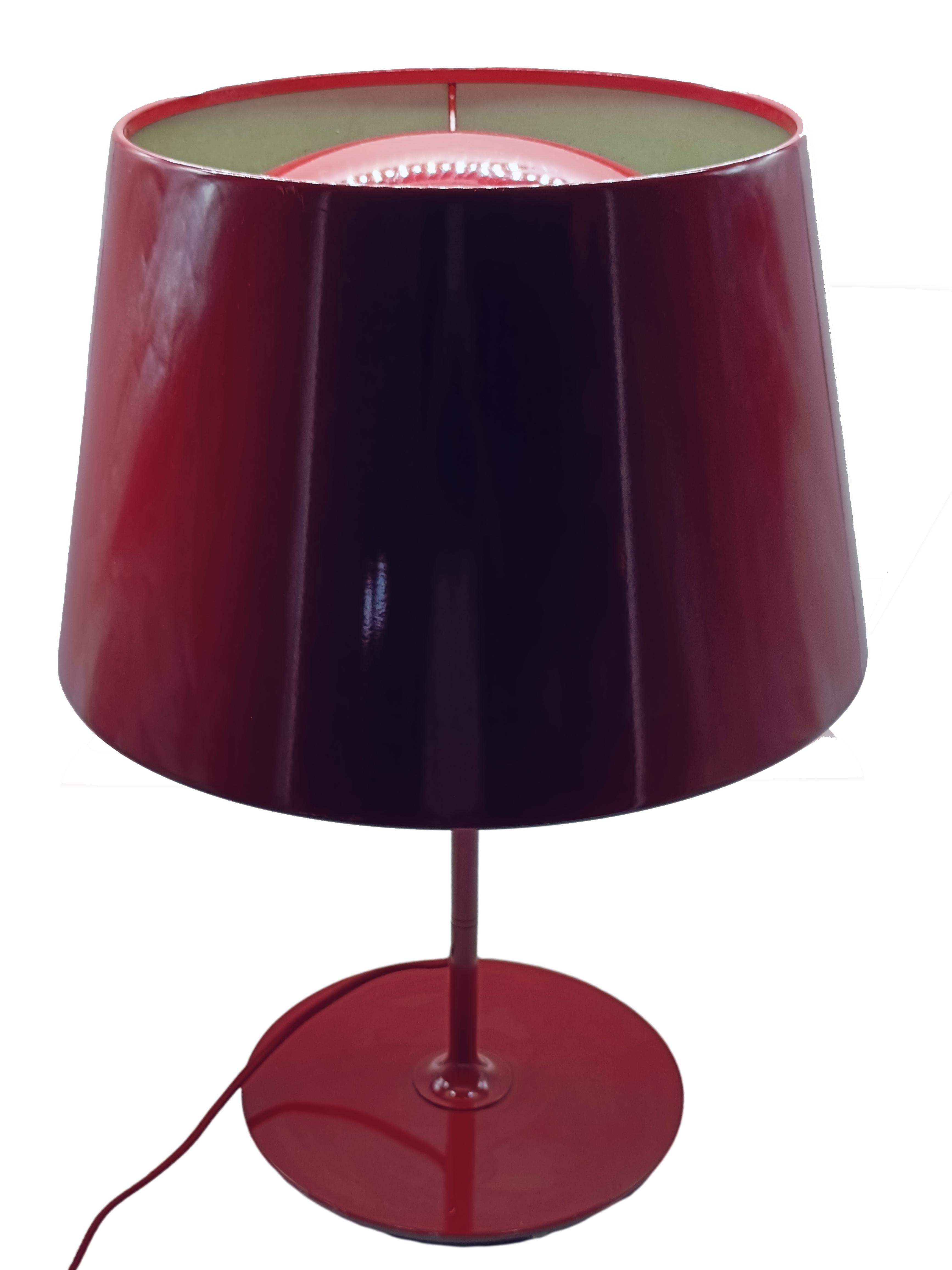 Die Rote Kulla-Lampe wurde in den 1990er Jahren für kurze Zeit produziert.
Warum diese Lampe nicht im Ikea-Katalog geblieben ist, ist ein Rätsel. 
Das New York Magazine schrieb seinerzeit:
