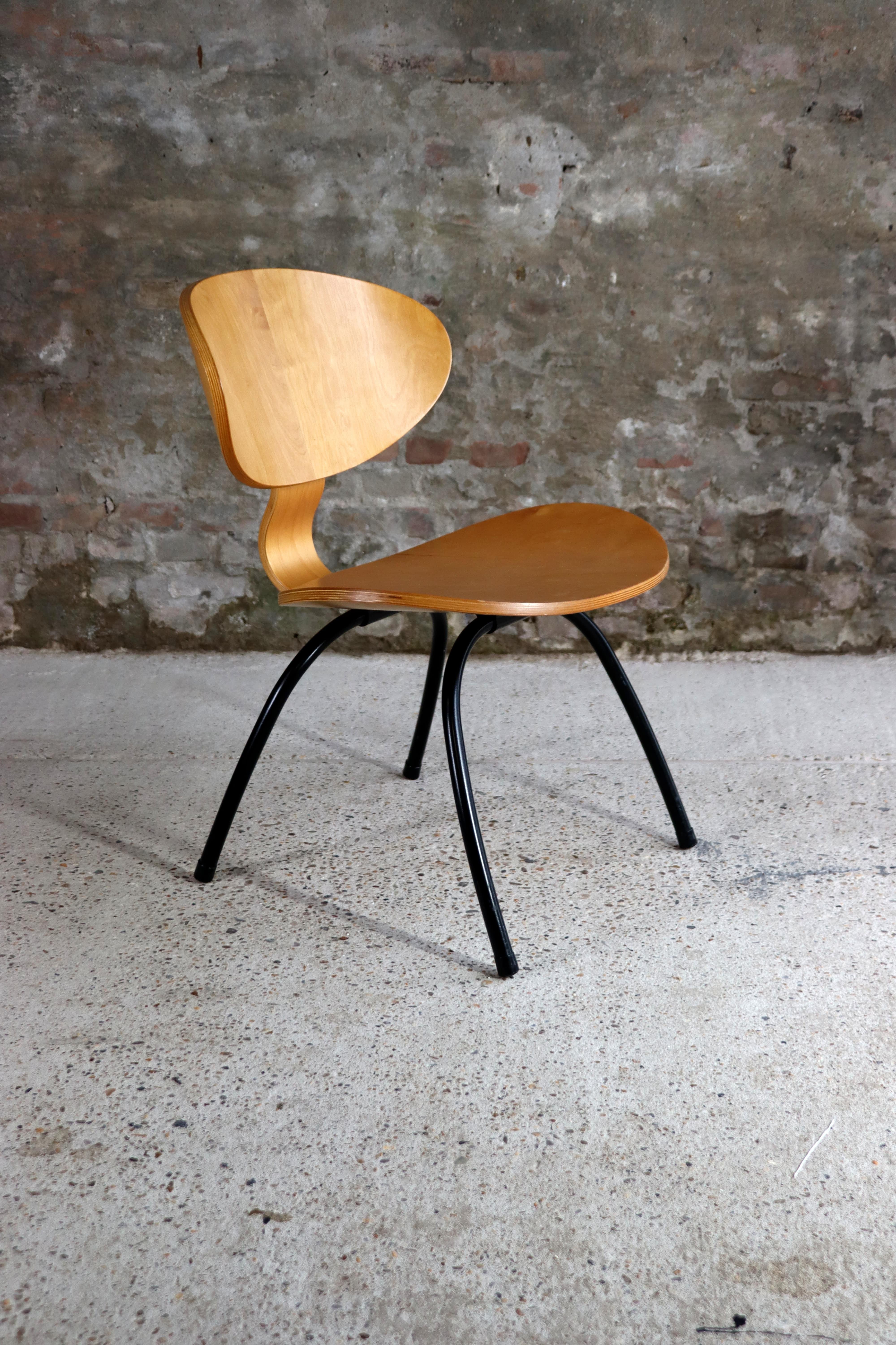 Fauteuil vintage en contreplaqué IKEA des années 1990. Le design s'inspire de la chaise LCW de Charles & Ray Eames. Le siège est en contreplaqué et le cadre est en métal.

Condit : La chaise est dans un très bon état vintage.
