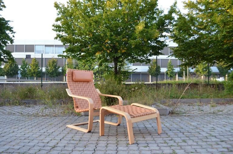 The Ikea Cantilever Modell Poäng is a classic one. 
It was designed by Noboru Nakamura in 1977 for Sweden Democratic Furniture Giant IKEA.
At first it called Poem and then was change 1992 into Poäng.
The curved lines and steaming bentwood design has