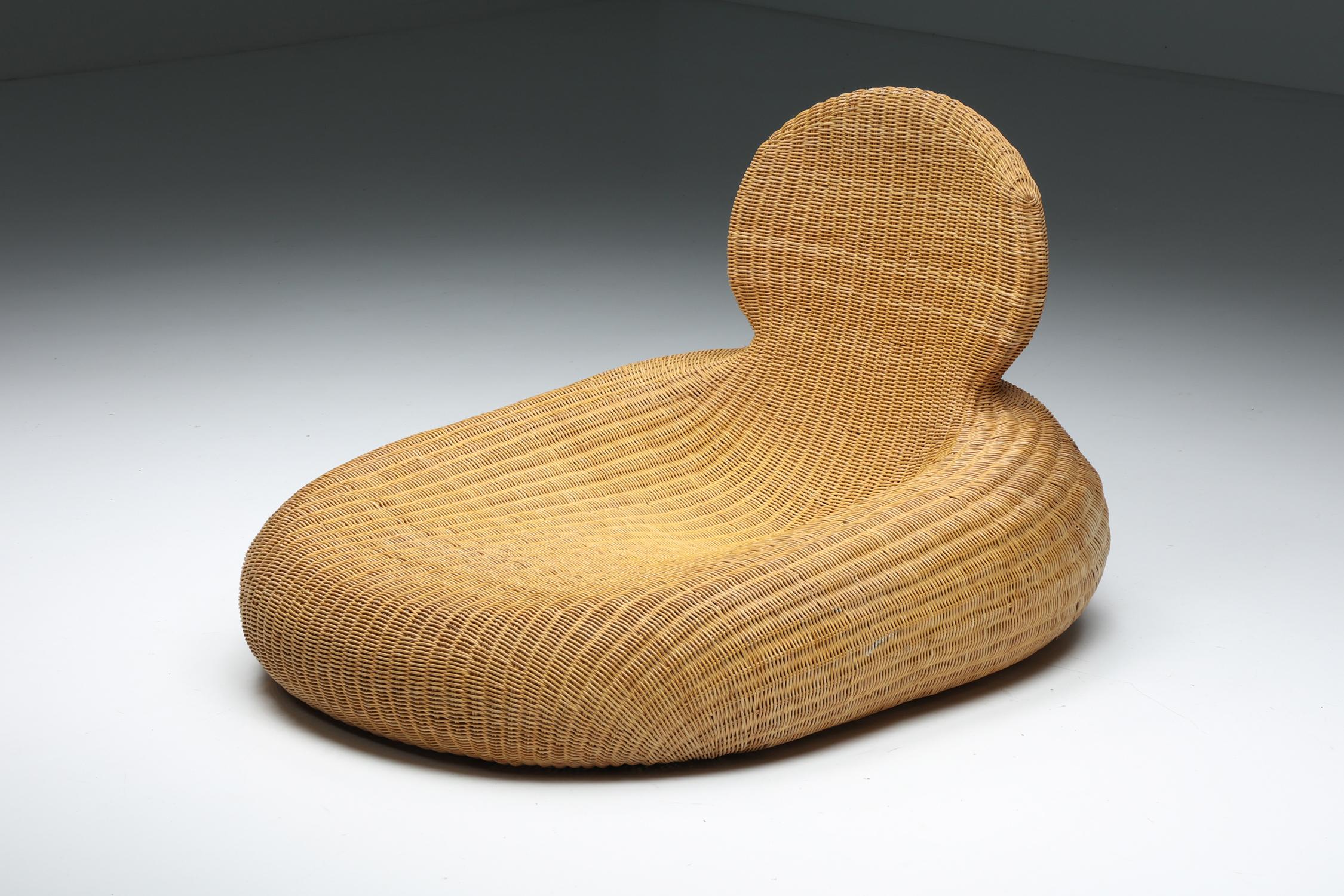 Ikea a produit la chaise longue Storvik en rotin et osier de Carl Öjerstam ;

Chaise longue scandinave moderne en rotin conçue par Carl Öjerstam pour Ikea. Cette conception a été réalisée à partir d'un cadre léger en bambou. La chaise a été produite