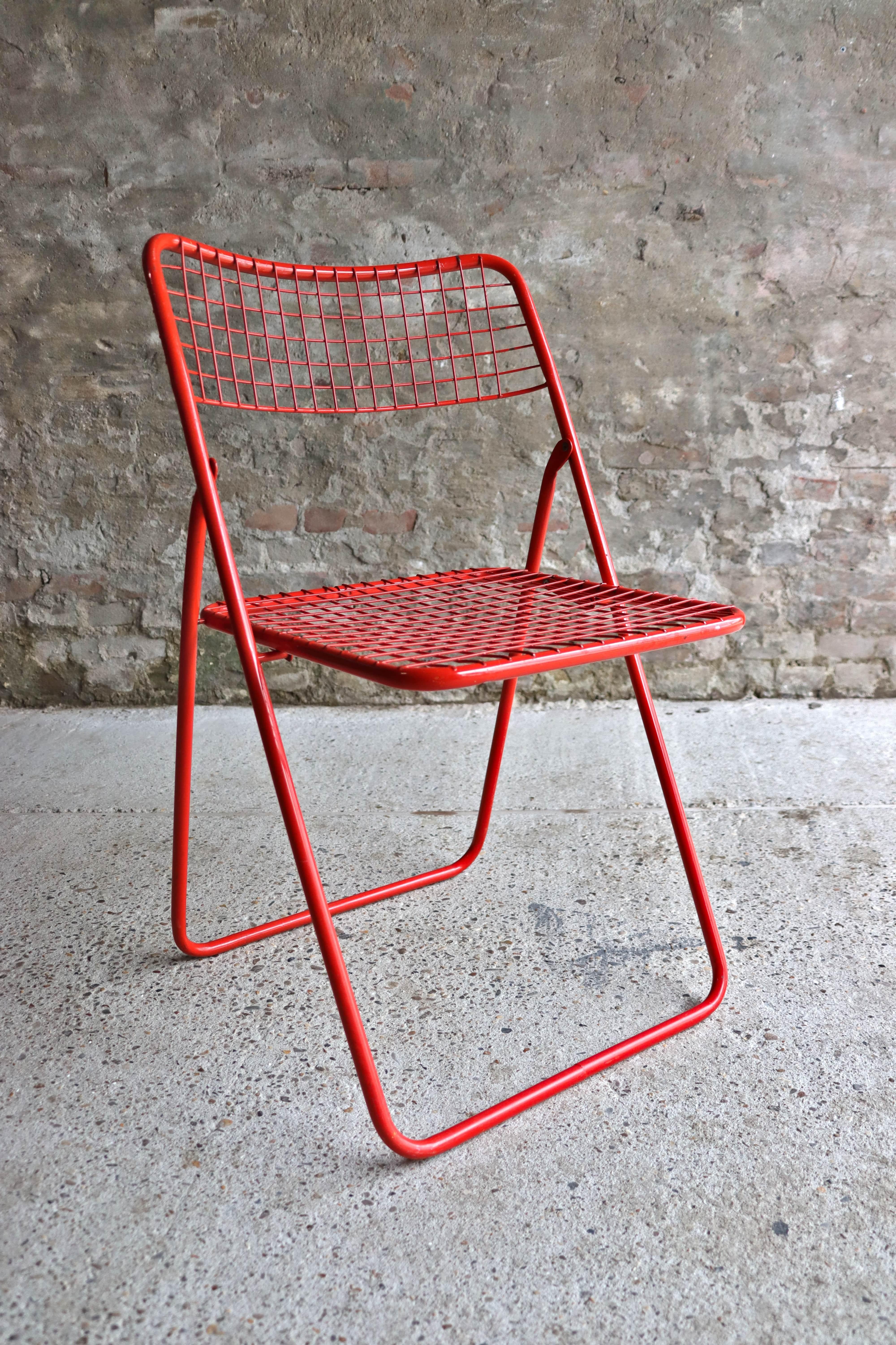 This really cool chair is called Rappen / Ted Net and is designed by Niels Gammelgaard for IKEA in the 1970s. With a red lacquered metal seat and backrest and is in vintage condition. It has signs of rust and marks of usage but it still is a