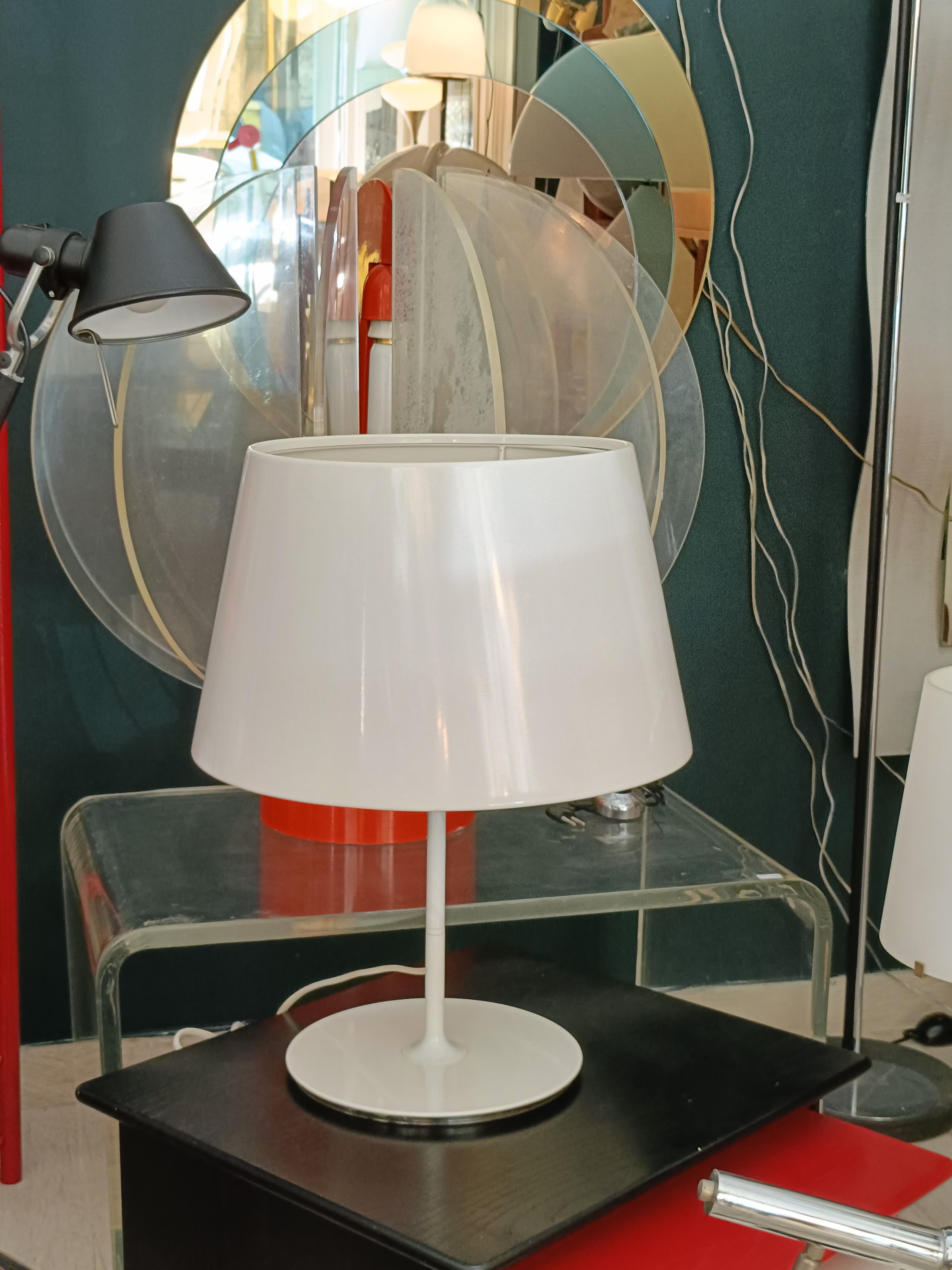 Progettato negli anni '90 dalle designer danesi Christina Halskov e Hanne Dalsgaard per IKEA e prodotto solo per un breve periodo di tempo. Questa grande lampada da tavolo ha un design minimalista ed è in eccellenti condizioni di funzionamento.
La