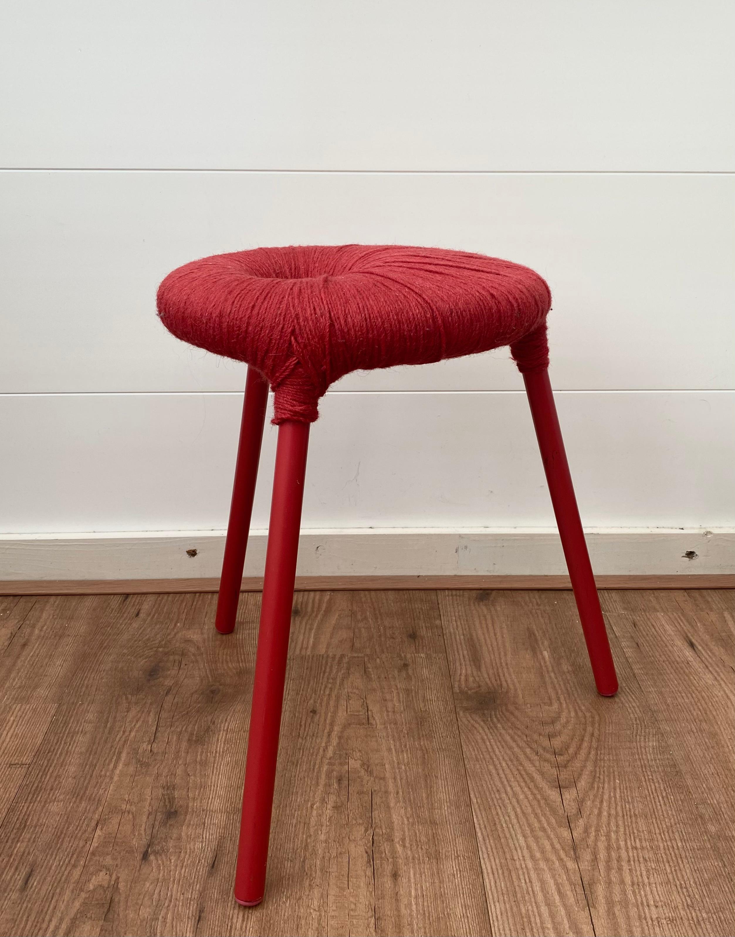 Suédois Ikea Rare tabouret à trois cosses en métal rouge et laine, modèle Eskilstuna, 1990 en vente