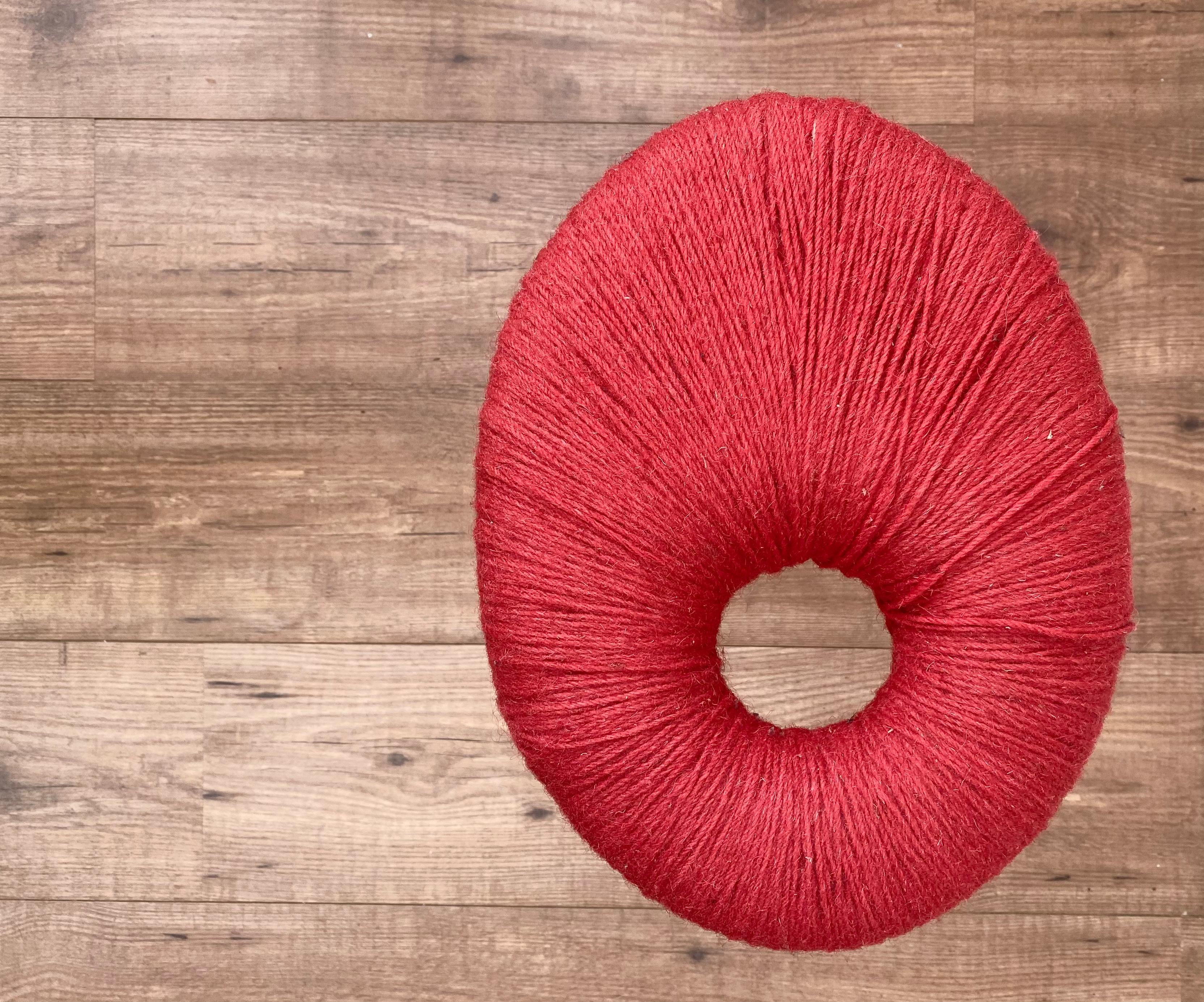 20ième siècle Ikea Rare tabouret à trois cosses en métal rouge et laine, modèle Eskilstuna, 1990 en vente